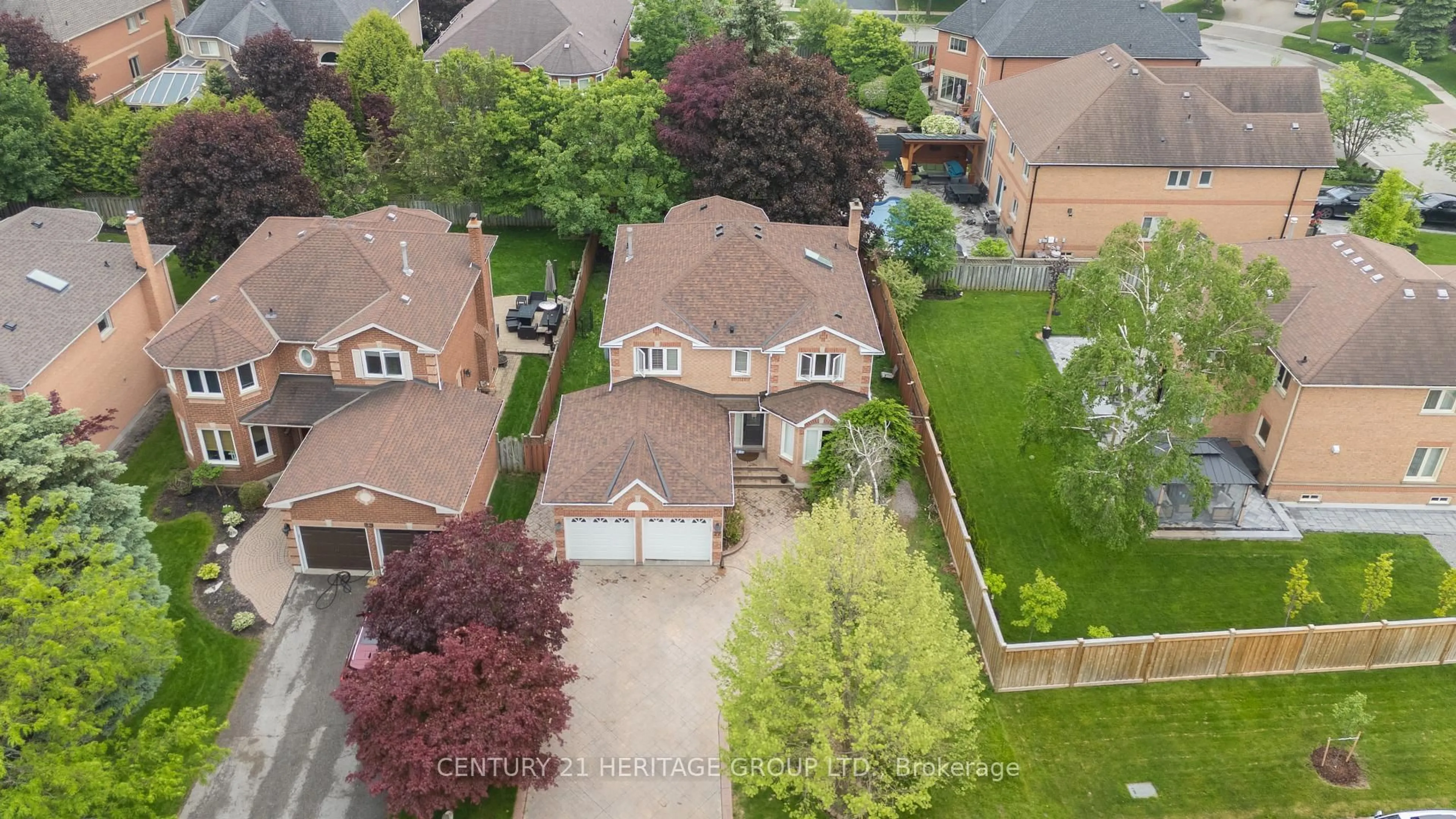 A pic from outside/outdoor area/front of a property/back of a property/a pic from drone, street for 27 Charing Cres, Aurora Ontario L4G 6P4