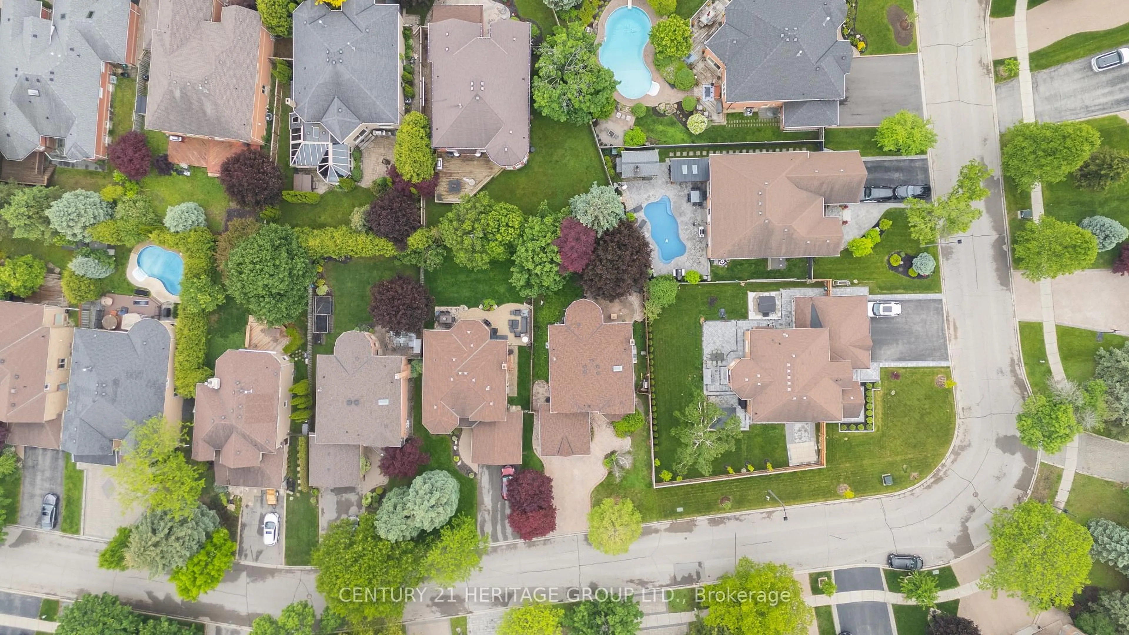 A pic from outside/outdoor area/front of a property/back of a property/a pic from drone, street for 27 Charing Cres, Aurora Ontario L4G 6P4