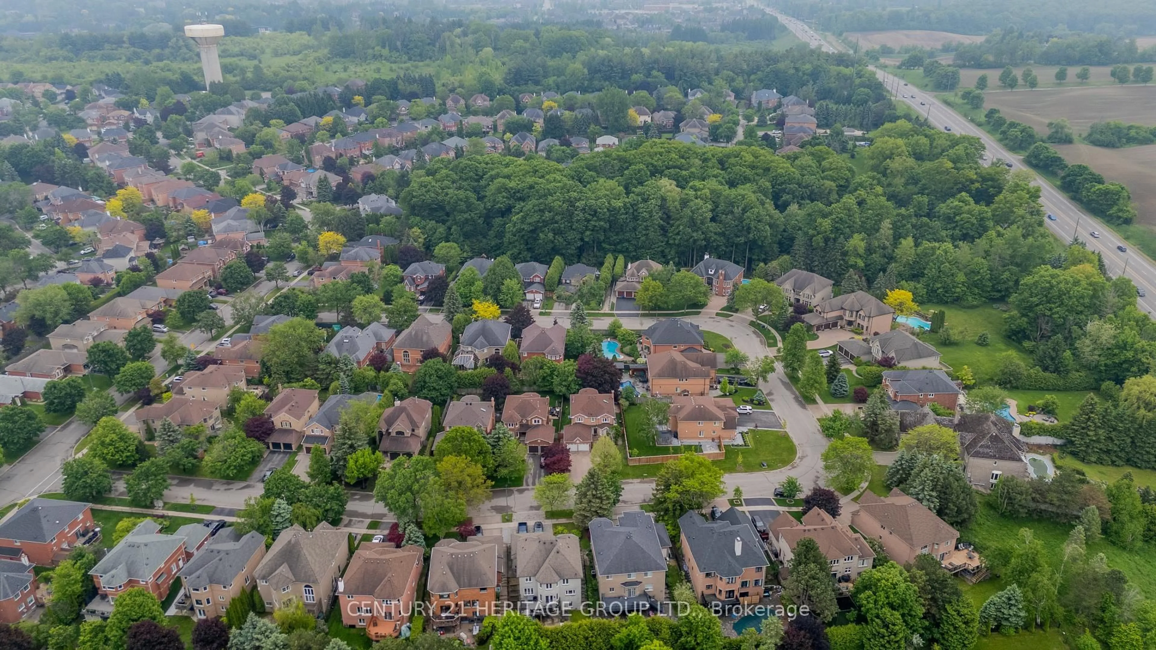 A pic from outside/outdoor area/front of a property/back of a property/a pic from drone, street for 27 Charing Cres, Aurora Ontario L4G 6P4