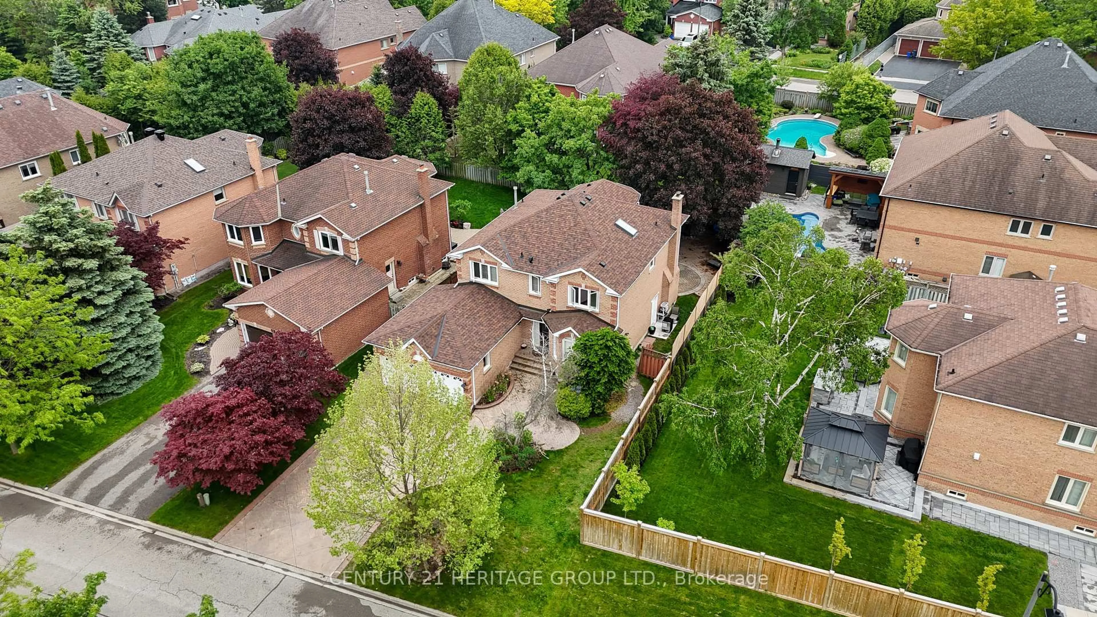 A pic from outside/outdoor area/front of a property/back of a property/a pic from drone, street for 27 Charing Cres, Aurora Ontario L4G 6P4