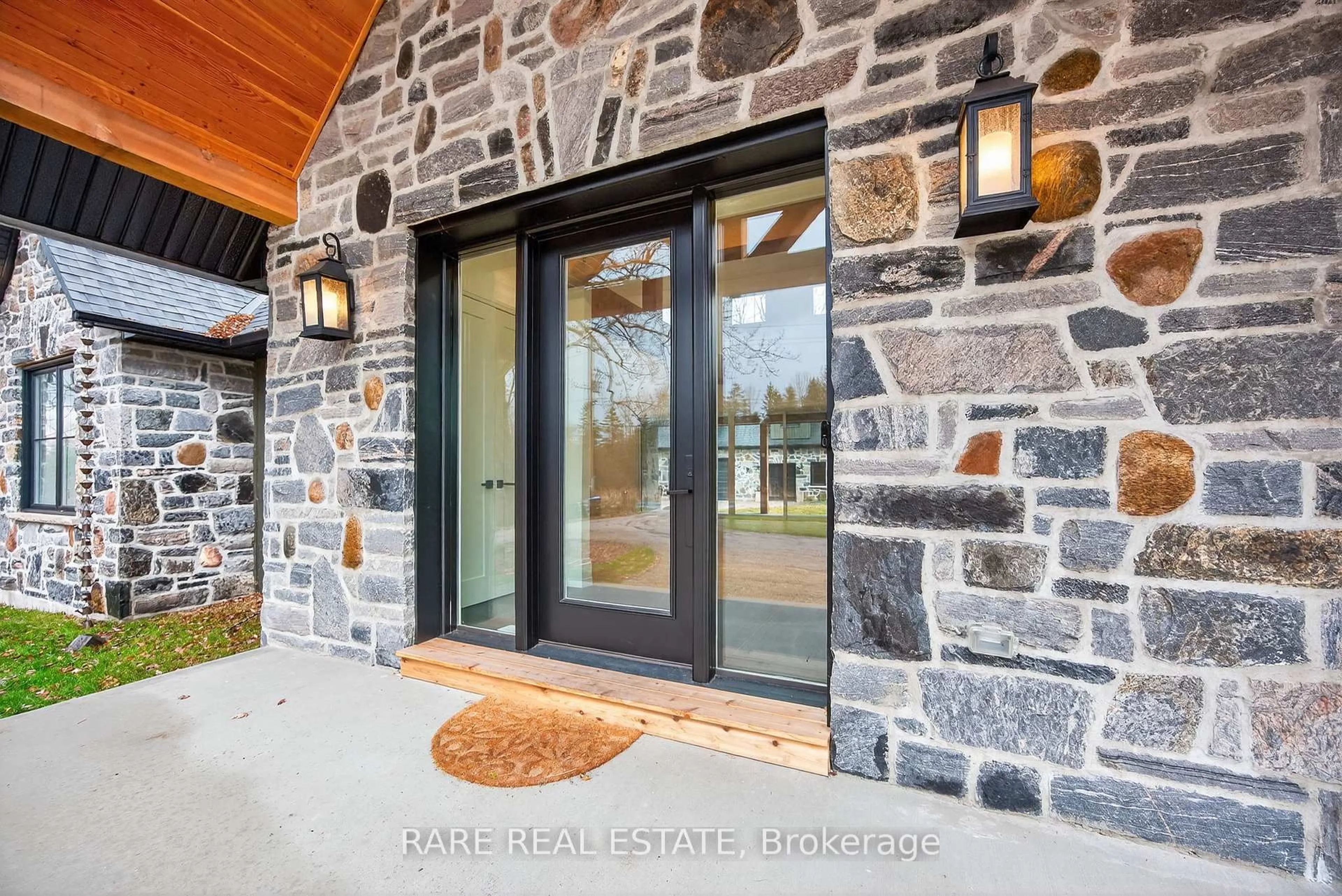 Indoor entryway for 1109 2nd Line, Innisfil Ontario L0L 1K0