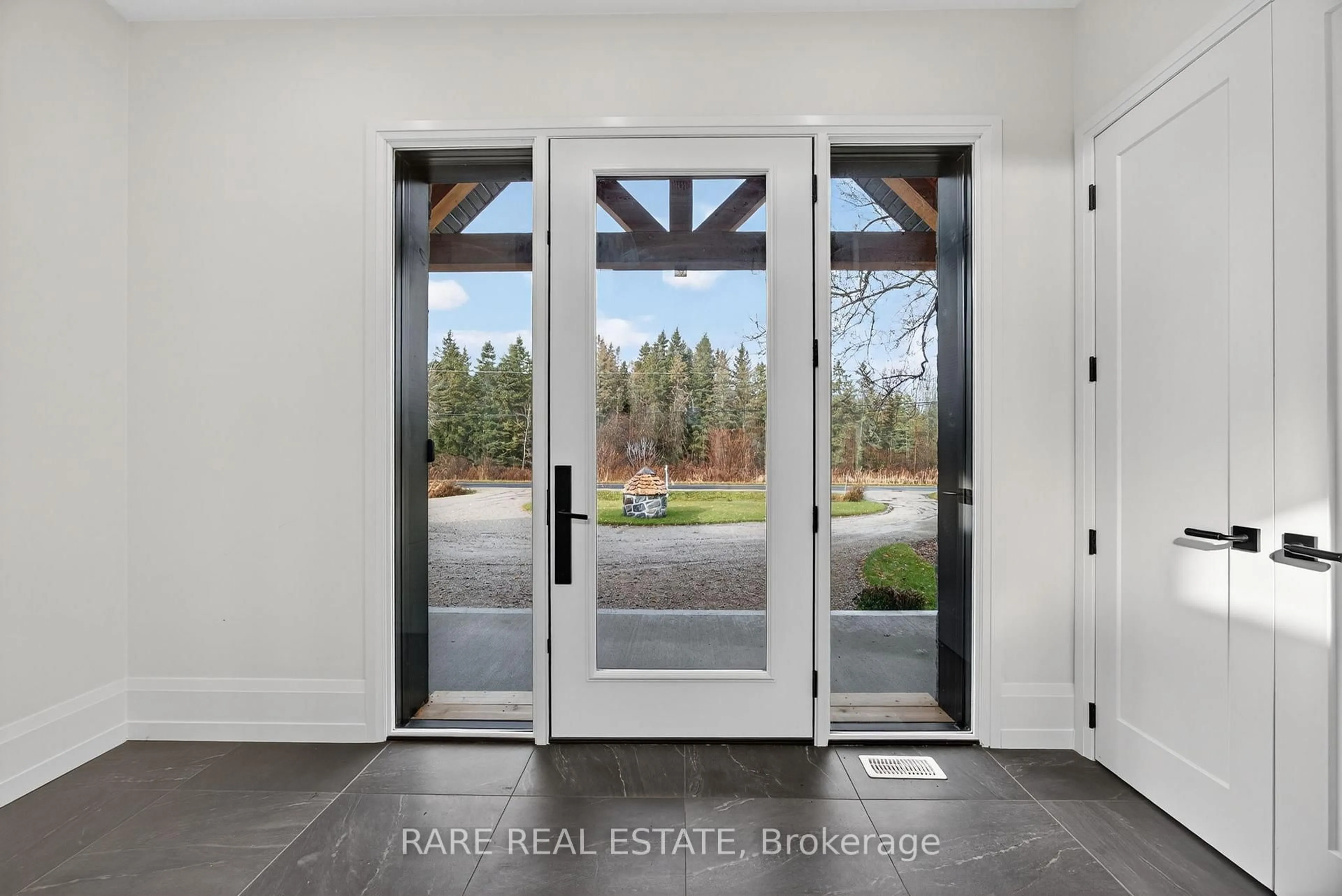 Indoor entryway for 1109 2nd Line, Innisfil Ontario L0L 1K0