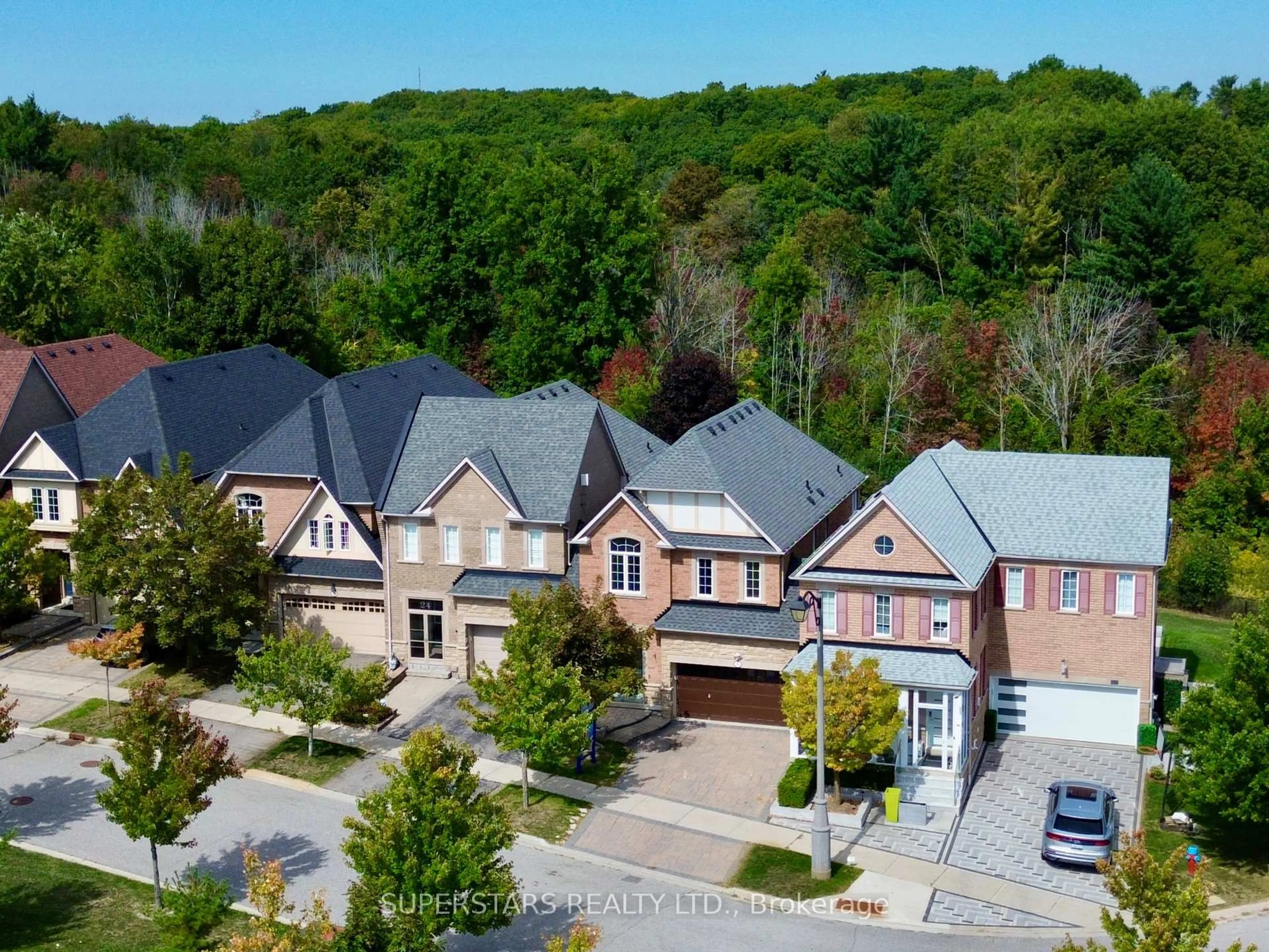 A pic from outside/outdoor area/front of a property/back of a property/a pic from drone, street for 26 Windmill Crt, Richmond Hill Ontario L4E 4V2