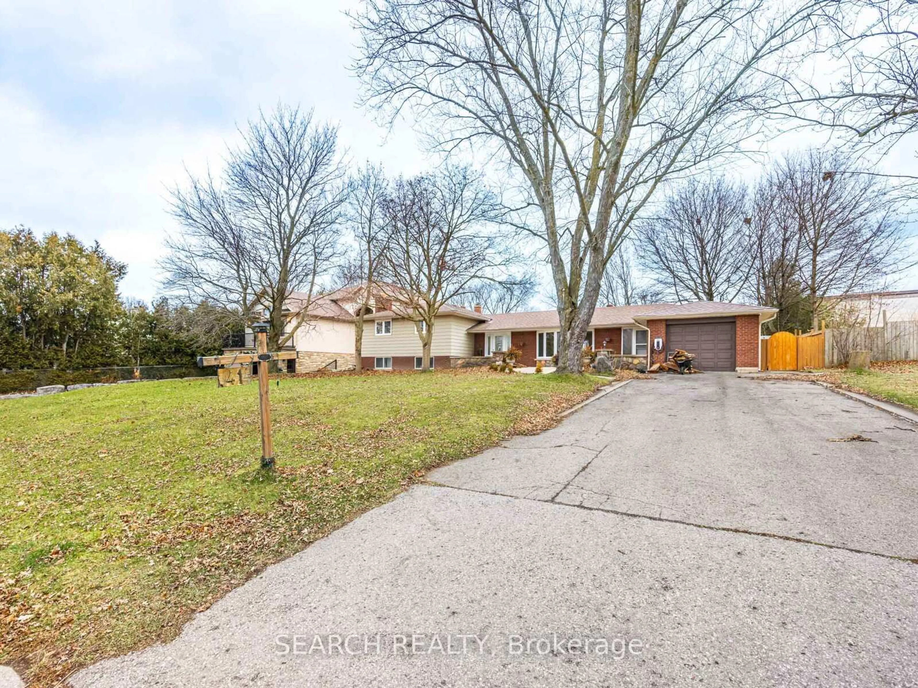 A pic from outside/outdoor area/front of a property/back of a property/a pic from drone, street for 41 Hamilton Dr, Newmarket Ontario L3Y 3E7