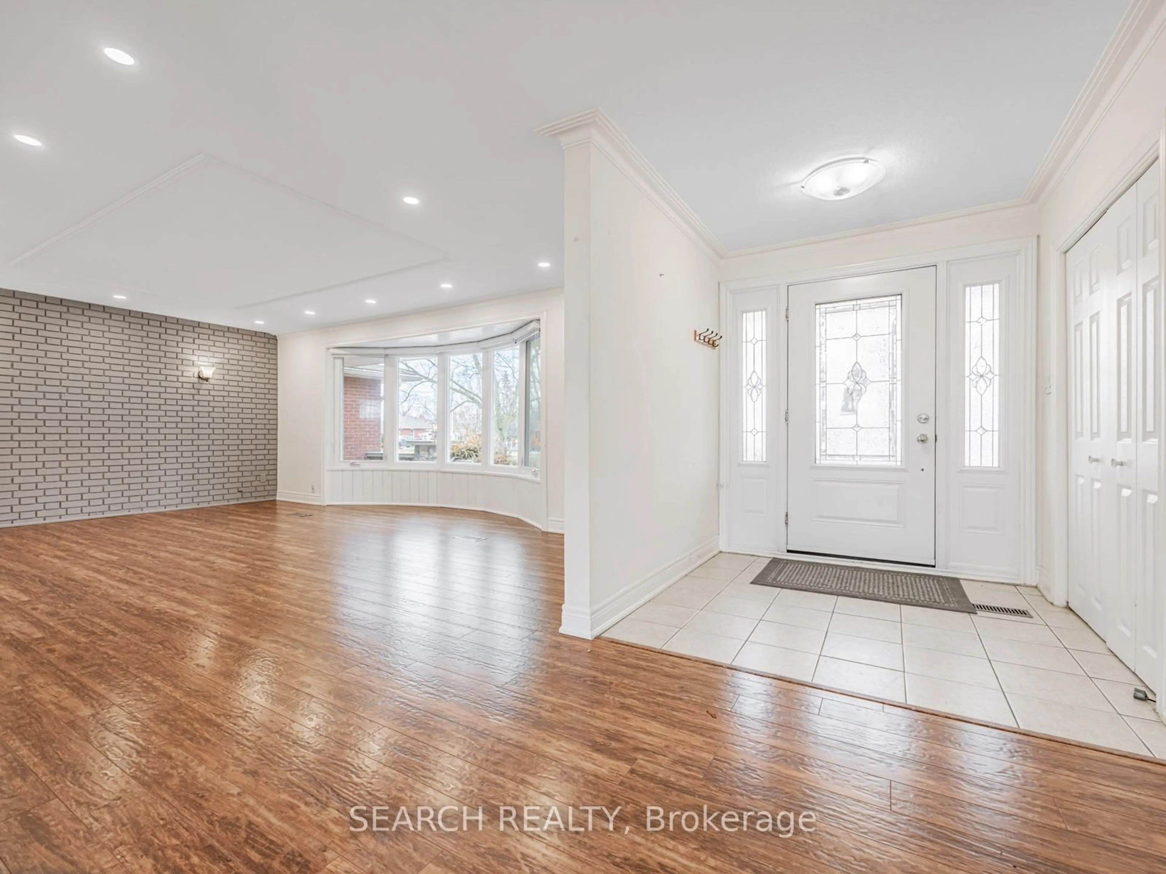 Indoor entryway for 41 Hamilton Dr, Newmarket Ontario L3Y 3E7