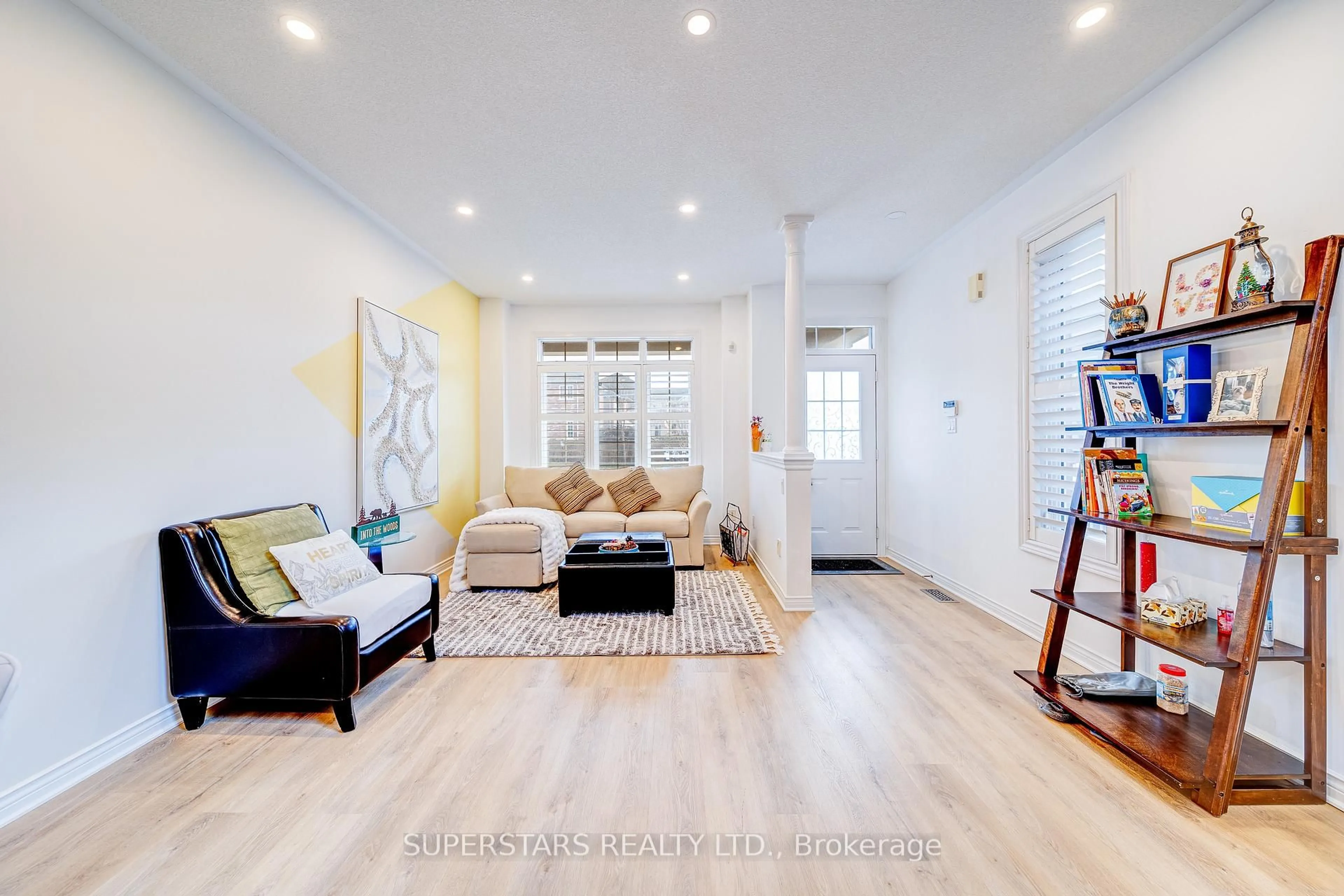 Living room with furniture, wood/laminate floor for 58 Wood Rim Dr, Richmond Hill Ontario L4E 4S2