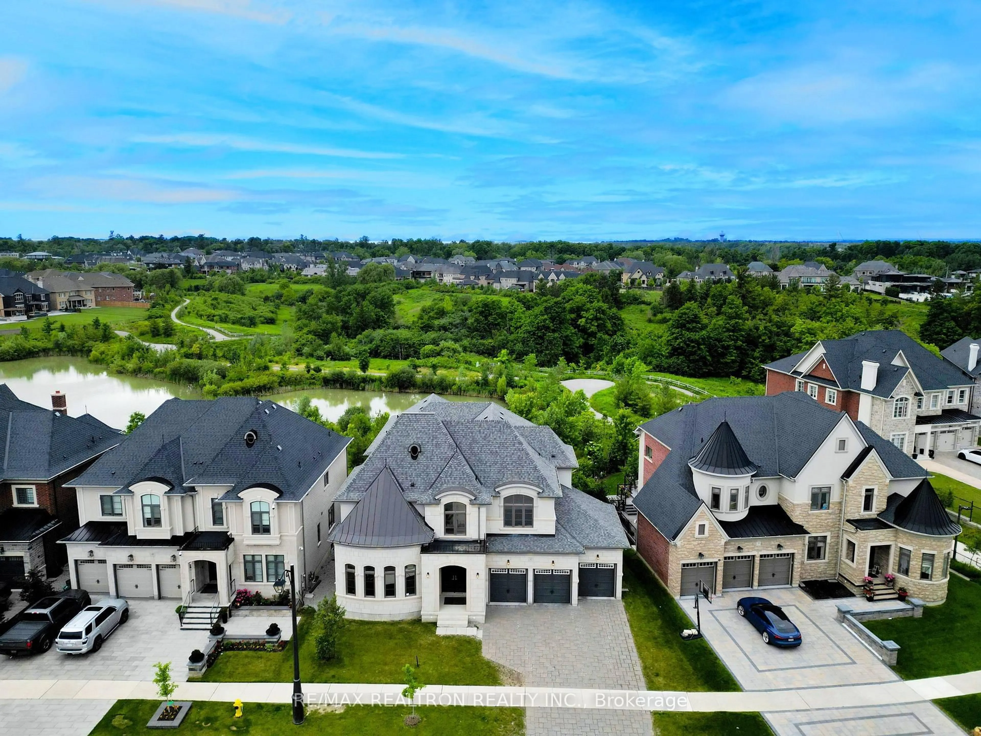 A pic from outside/outdoor area/front of a property/back of a property/a pic from drone, street for 52 Rolling Green Crt, Vaughan Ontario L4H 4K7