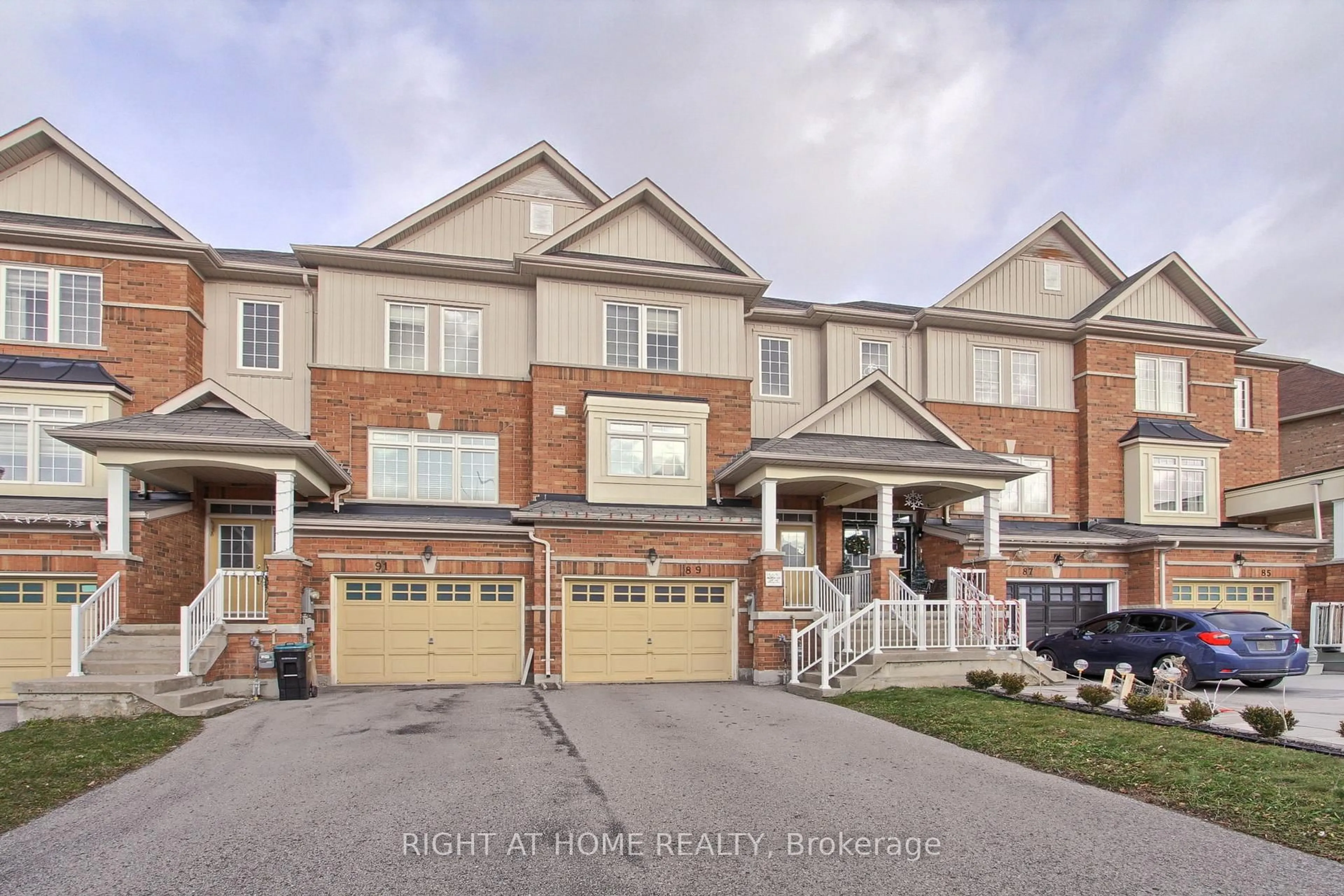 A pic from outside/outdoor area/front of a property/back of a property/a pic from drone, street for 89 Matthewson Ave, Bradford West Gwillimbury Ontario L3Z 0N8