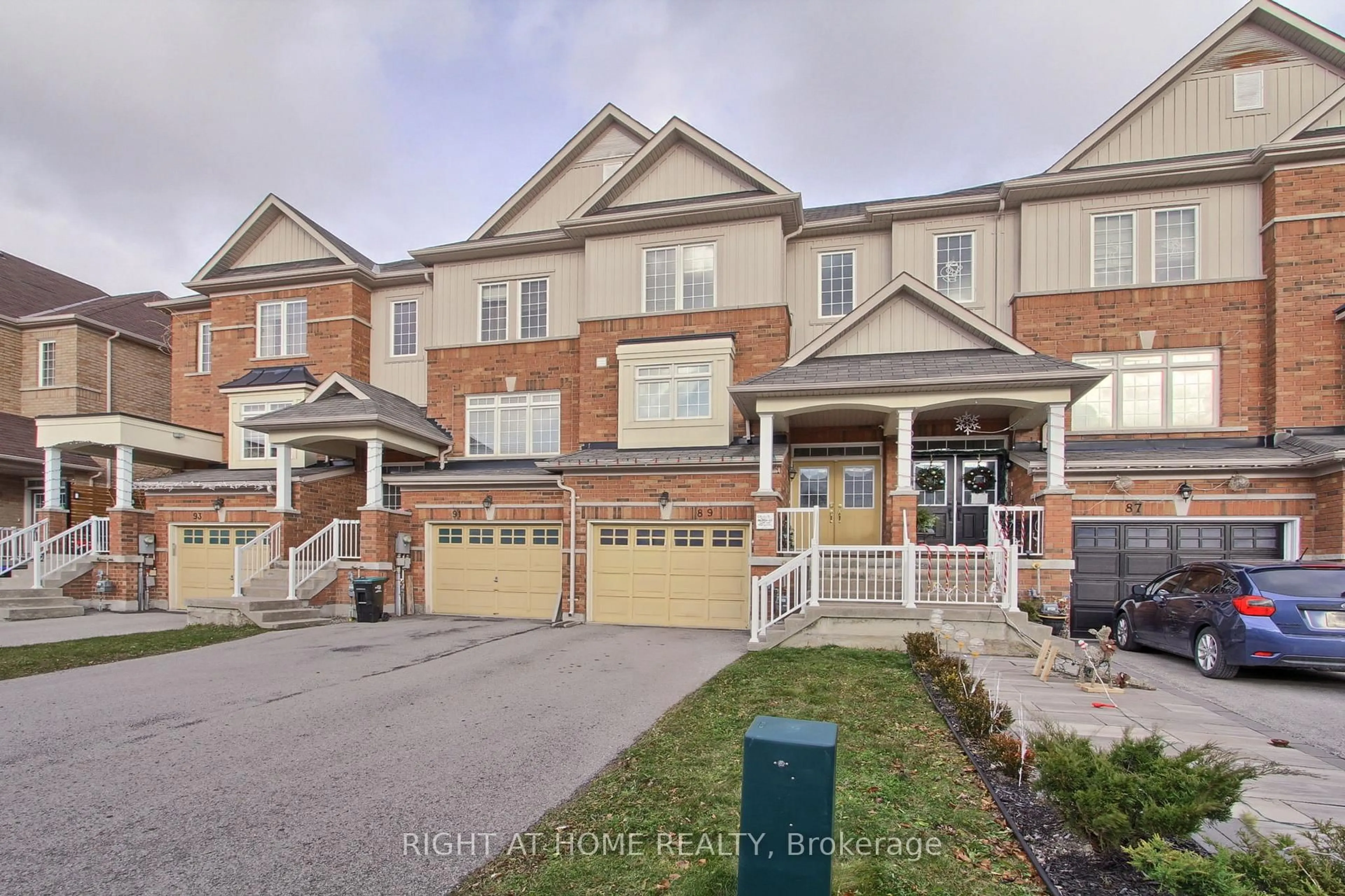 A pic from outside/outdoor area/front of a property/back of a property/a pic from drone, street for 89 Matthewson Ave, Bradford West Gwillimbury Ontario L3Z 0N8