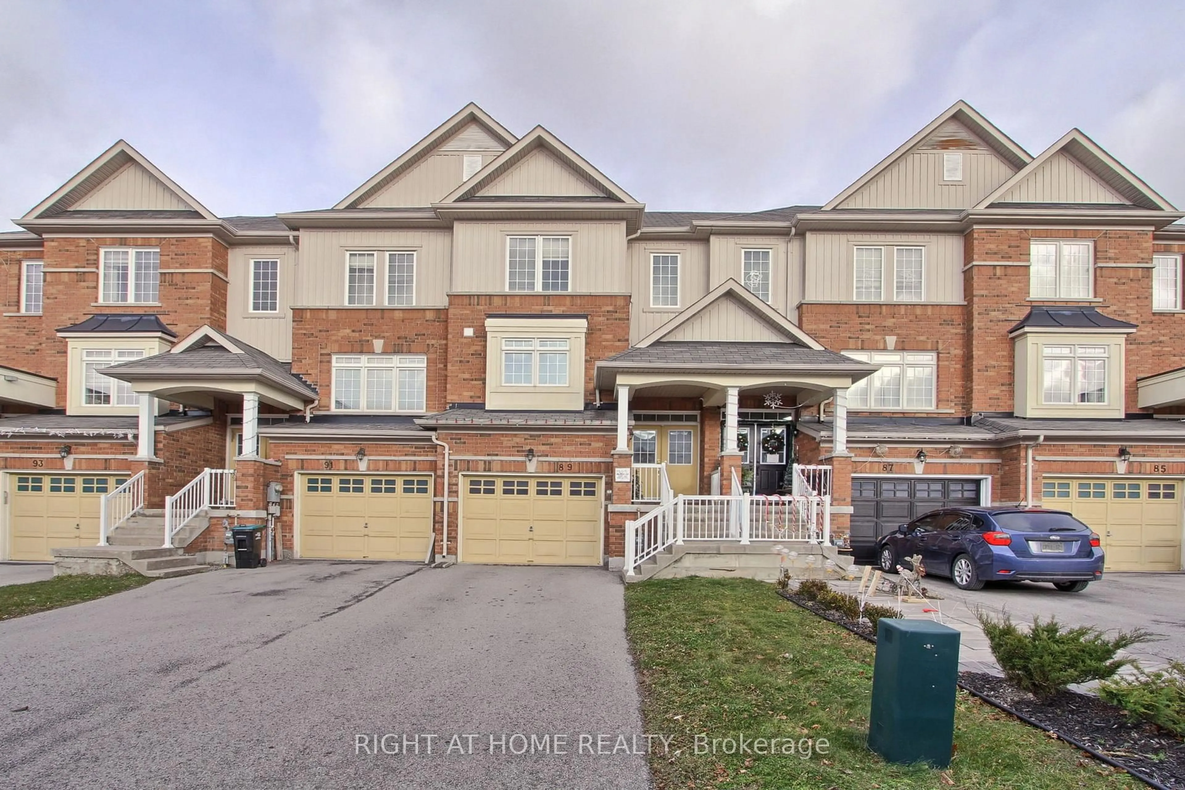 A pic from outside/outdoor area/front of a property/back of a property/a pic from drone, street for 89 Matthewson Ave, Bradford West Gwillimbury Ontario L3Z 0N8