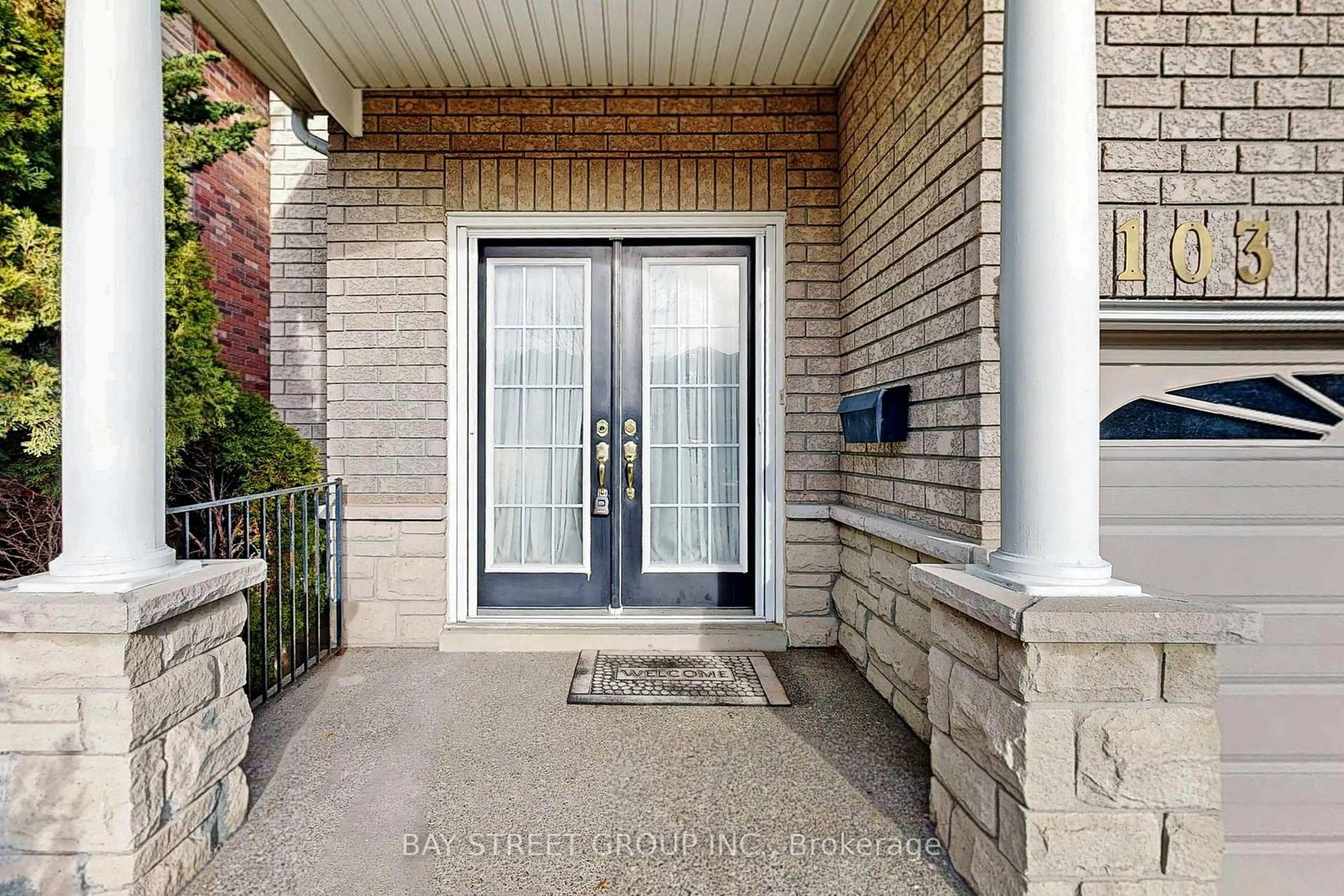 Indoor entryway for 103 Colesbrook Rd, Richmond Hill Ontario L4S 2G3
