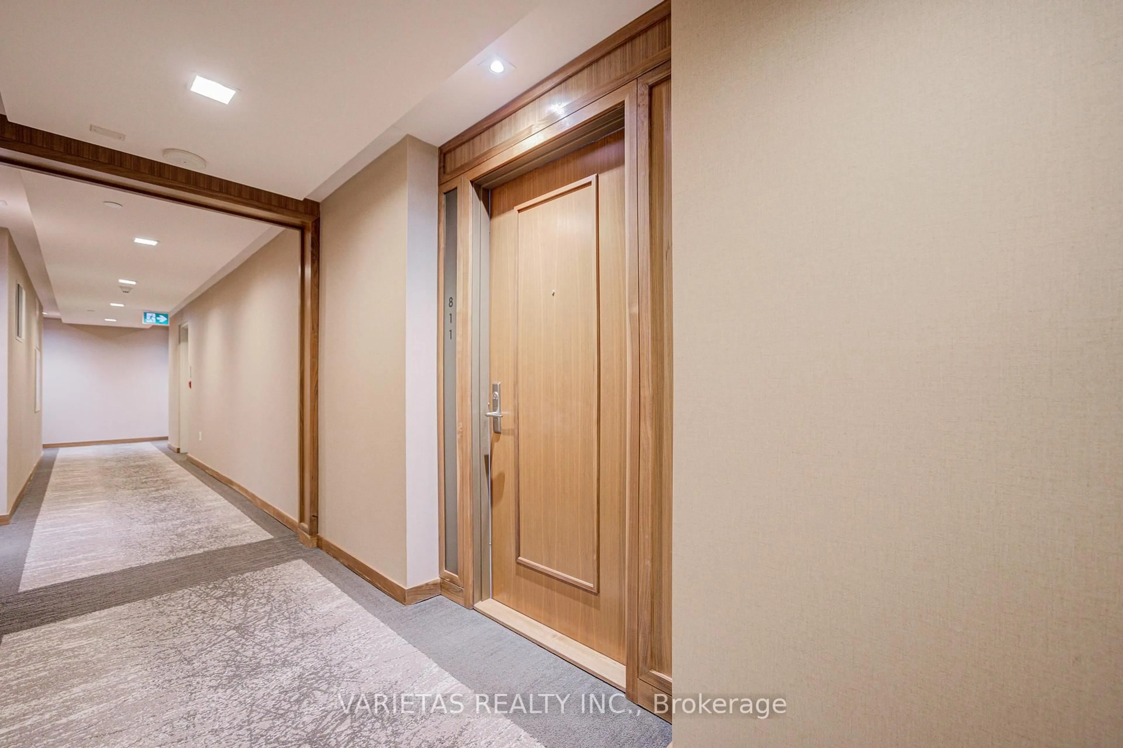 Indoor foyer for 15 Stollery Pond Cres #811, Markham Ontario L6C 0Y4