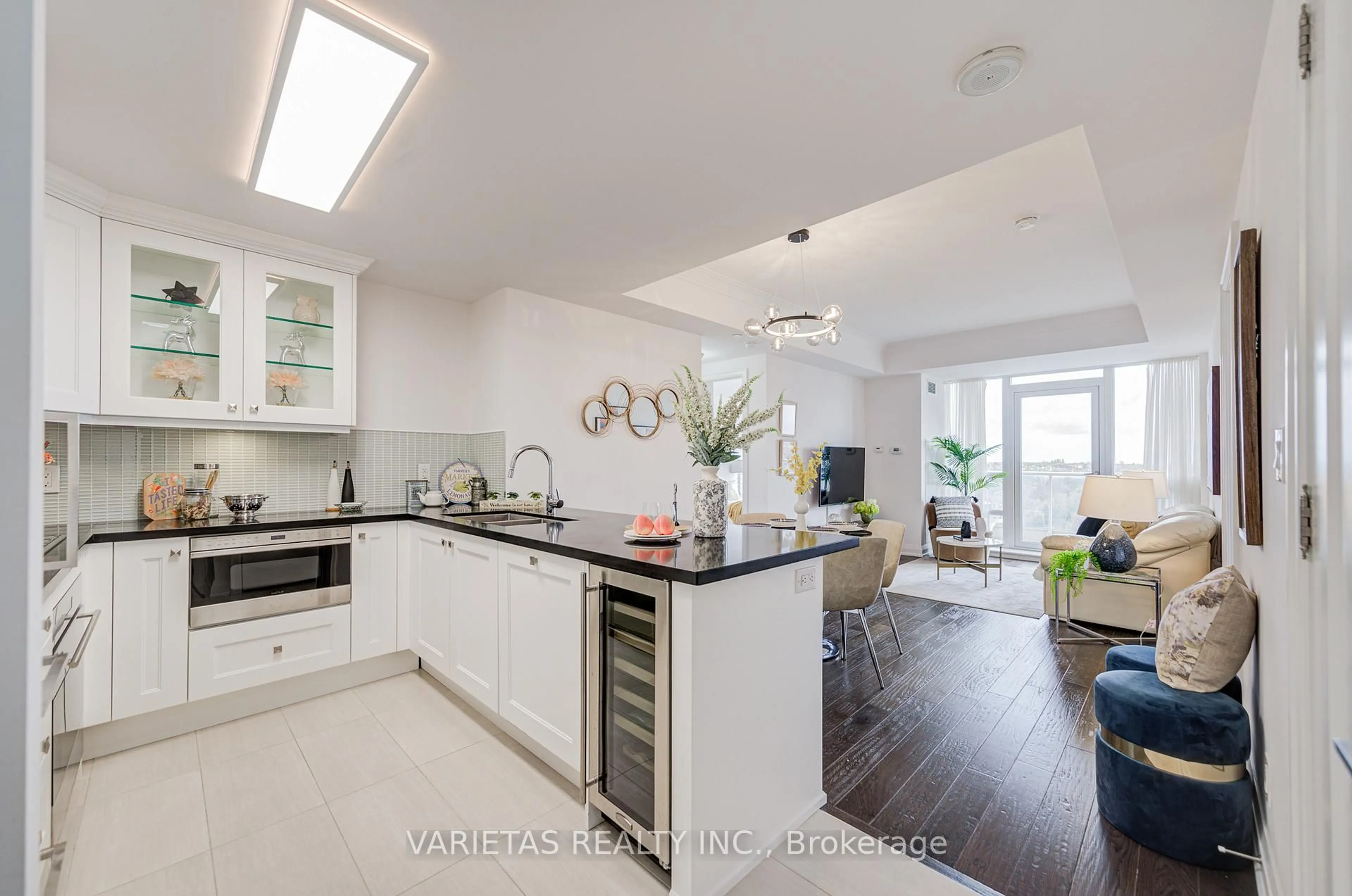 Contemporary kitchen, unknown for 15 Stollery Pond Cres #811, Markham Ontario L6C 0Y4