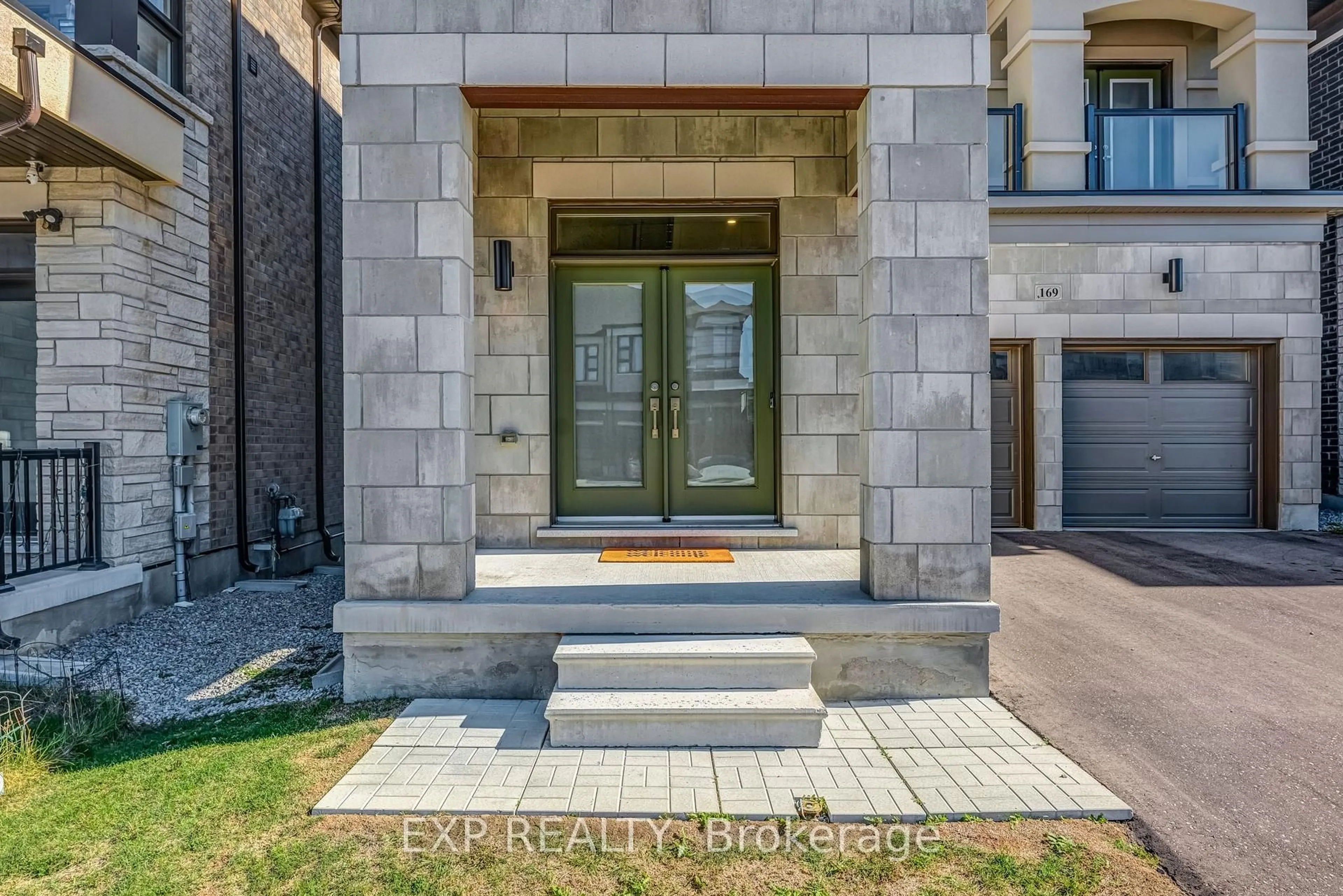Indoor entryway for 169 Bawden Dr, Richmond Hill Ontario L4S 0M2