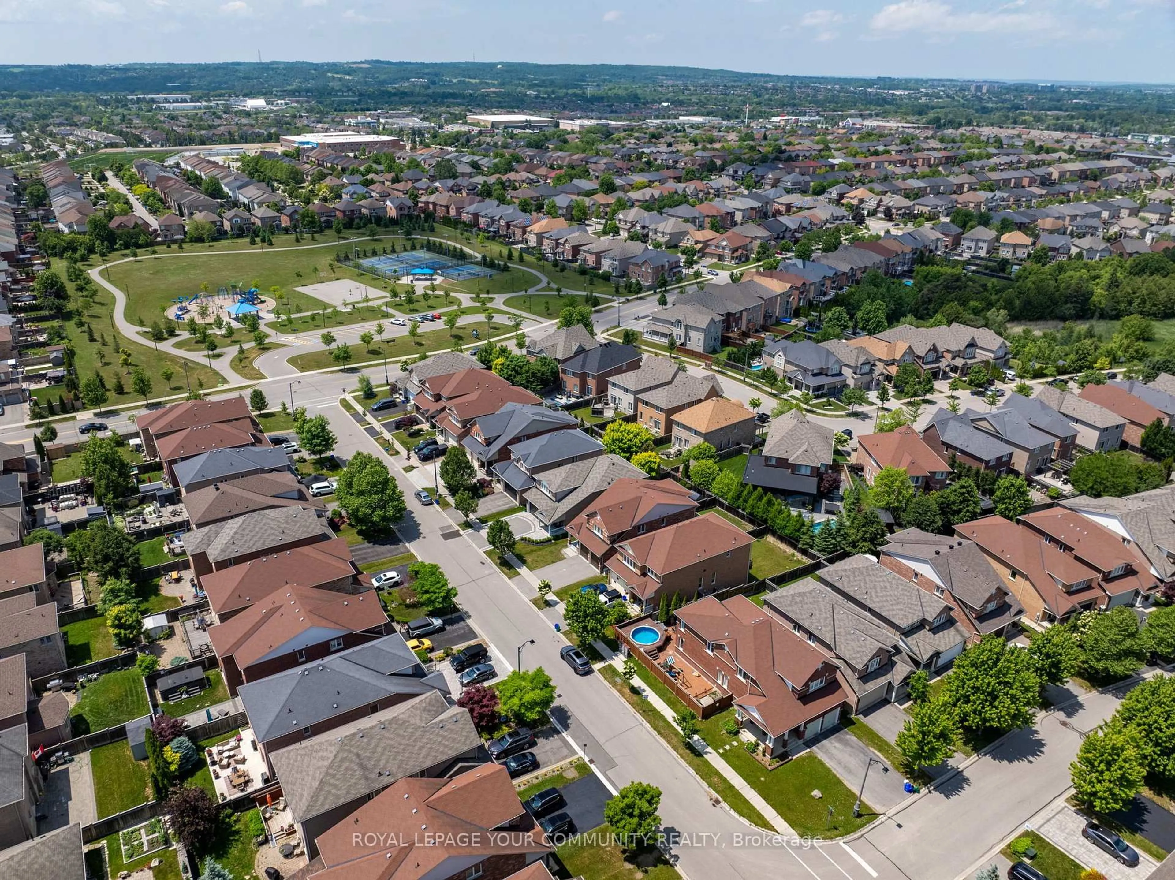 A pic from outside/outdoor area/front of a property/back of a property/a pic from drone, street for 26 Ivy Jay Cres, Aurora Ontario L4G 0E6