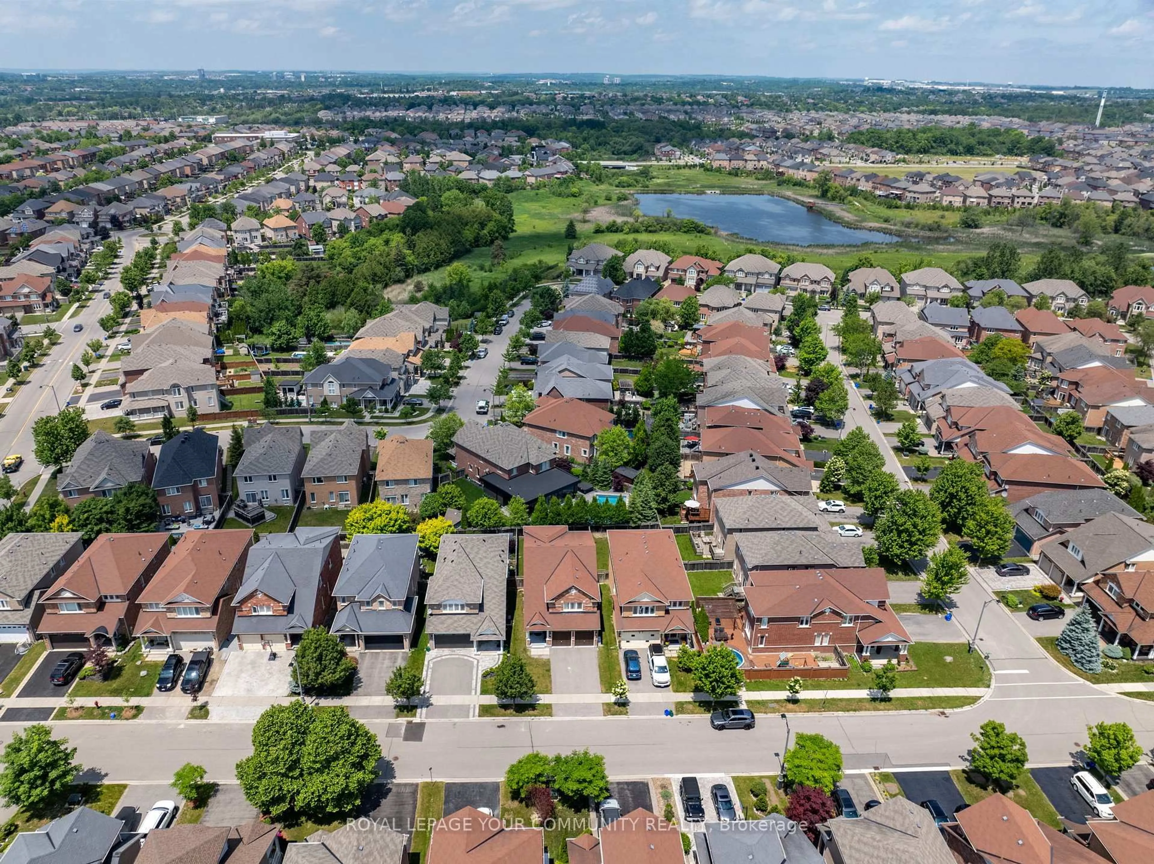 A pic from outside/outdoor area/front of a property/back of a property/a pic from drone, unknown for 26 Ivy Jay Cres, Aurora Ontario L4G 0E6