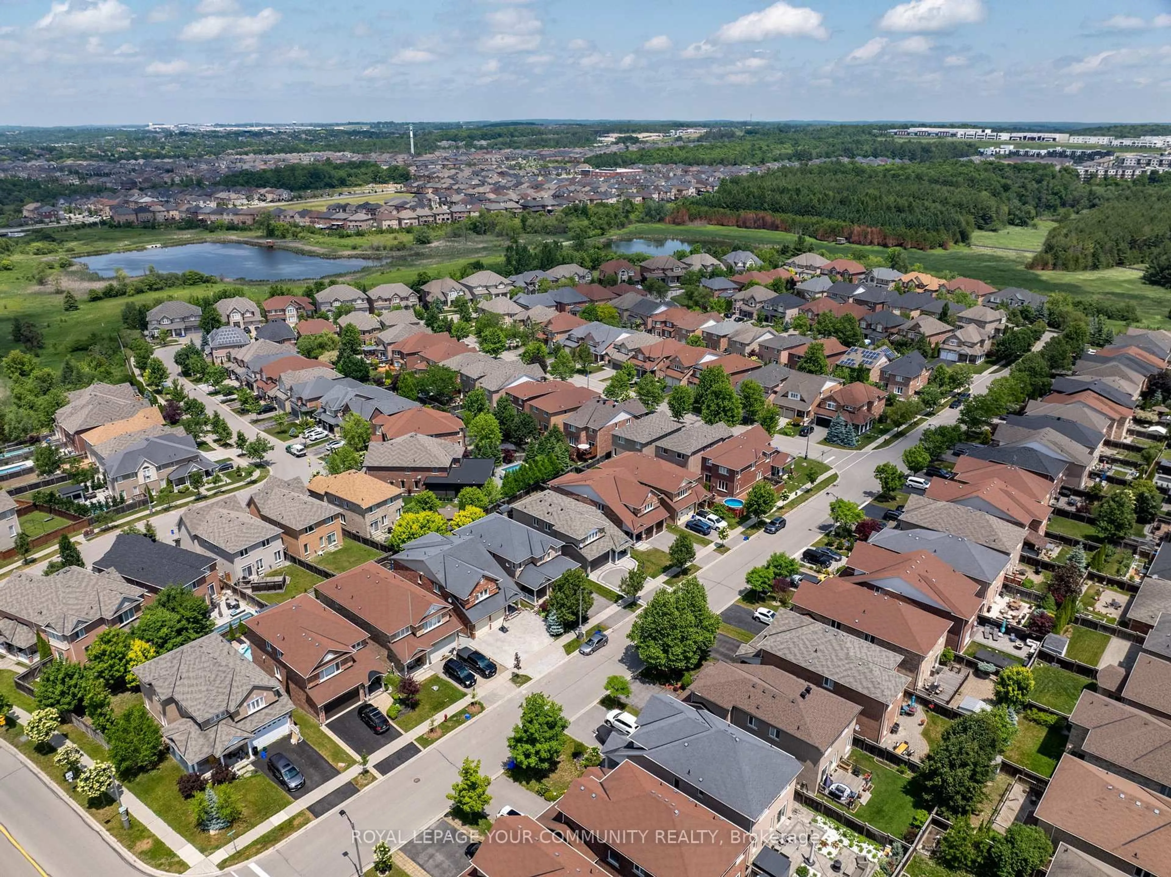 A pic from outside/outdoor area/front of a property/back of a property/a pic from drone, street for 26 Ivy Jay Cres, Aurora Ontario L4G 0E6