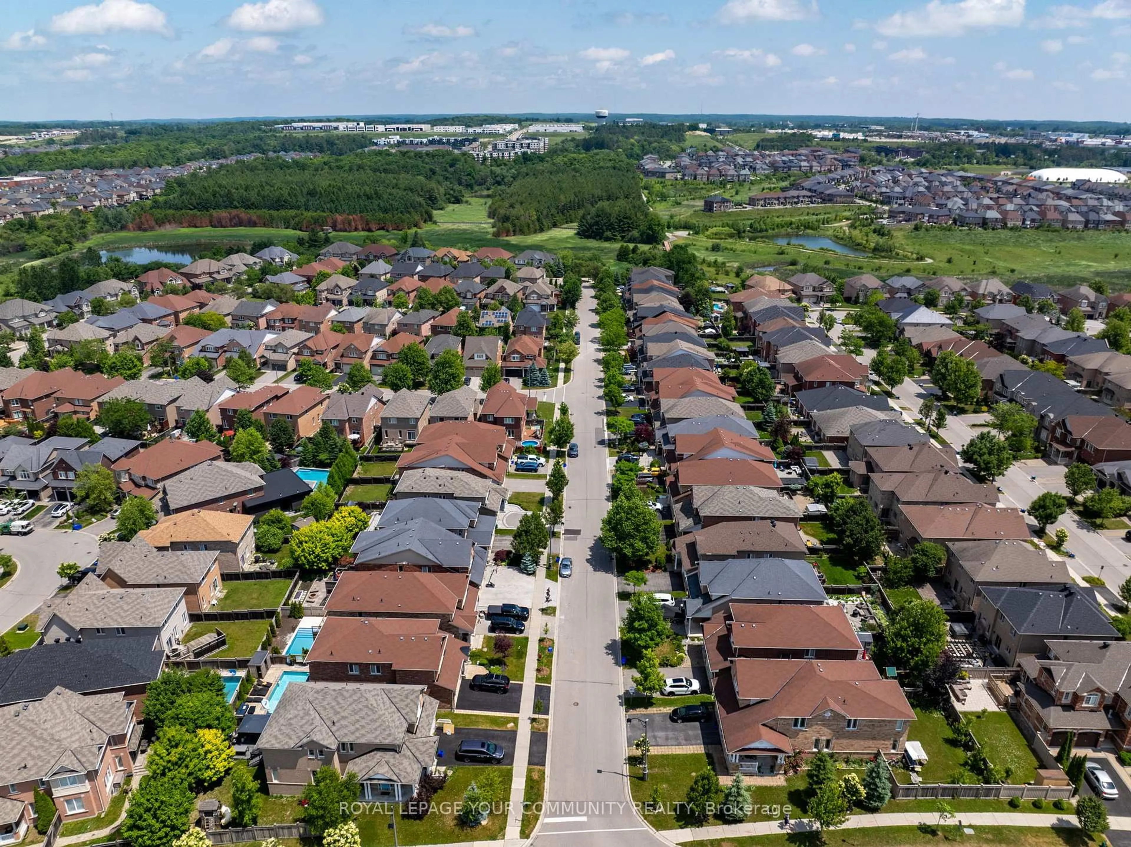 A pic from outside/outdoor area/front of a property/back of a property/a pic from drone, street for 26 Ivy Jay Cres, Aurora Ontario L4G 0E6