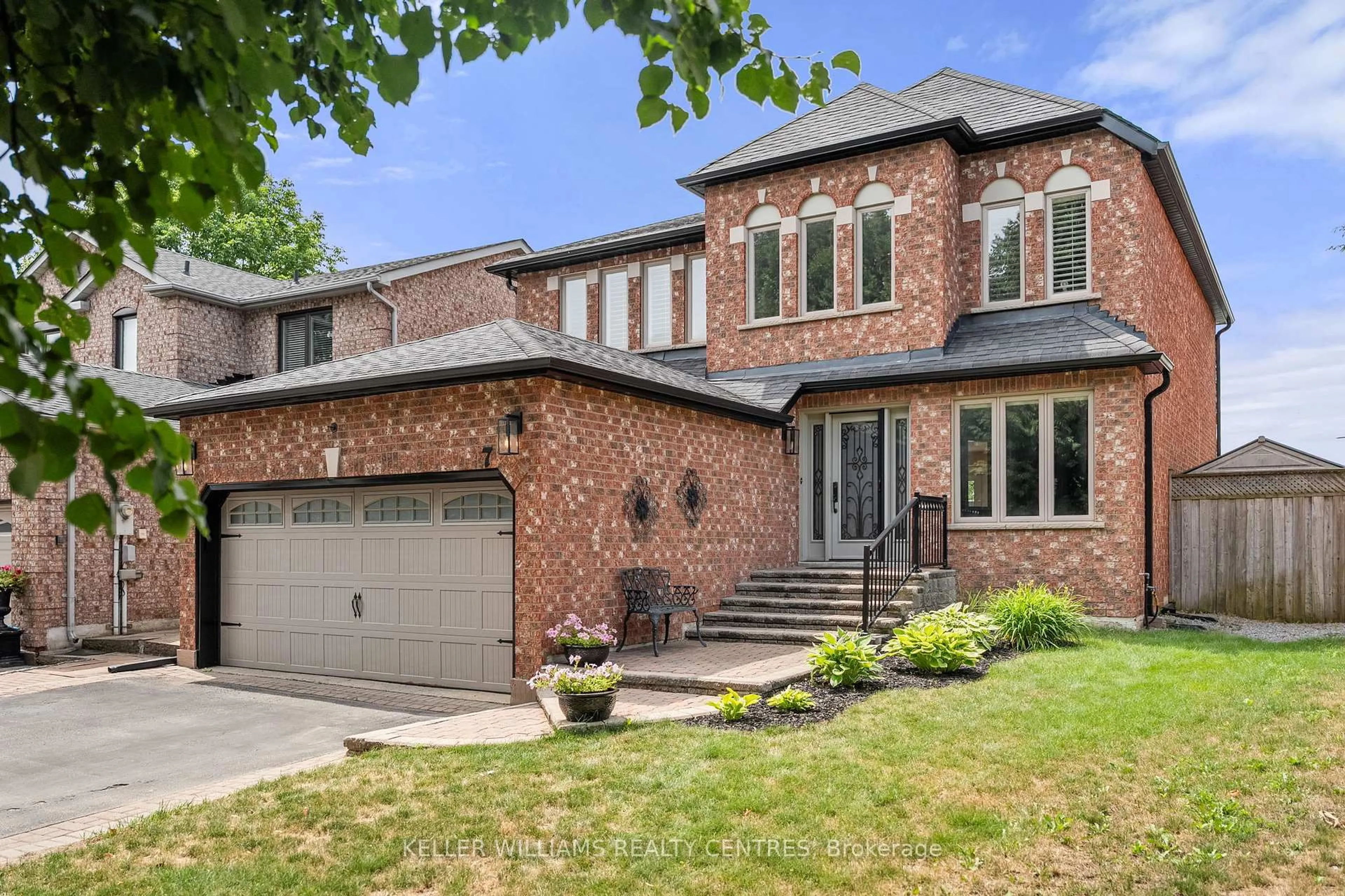 Home with brick exterior material, street for 7 Mahogany Crt, Aurora Ontario L4G 6M8