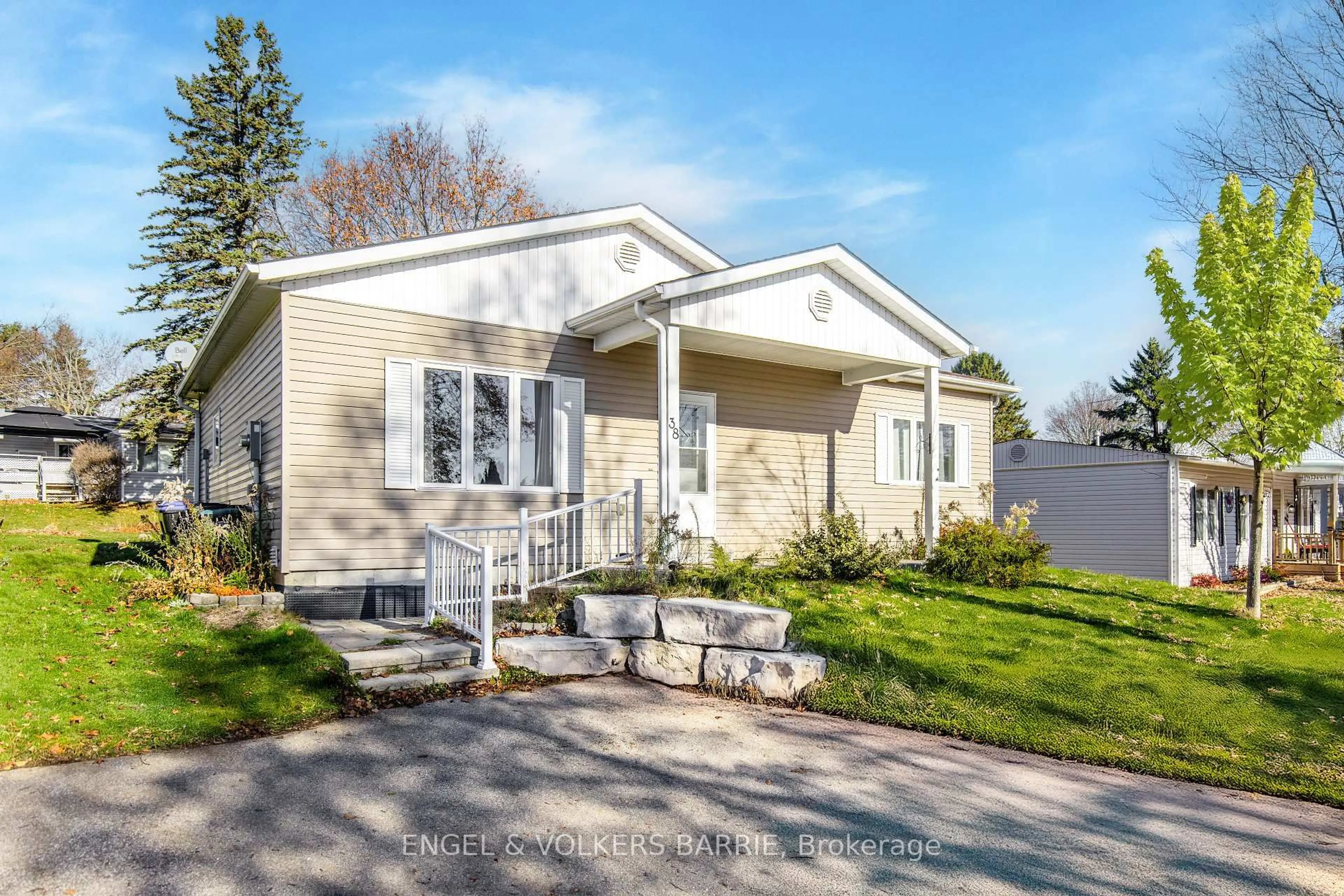 Home with vinyl exterior material, street for 38 Linden Lane, Innisfil Ontario L9S 1P2