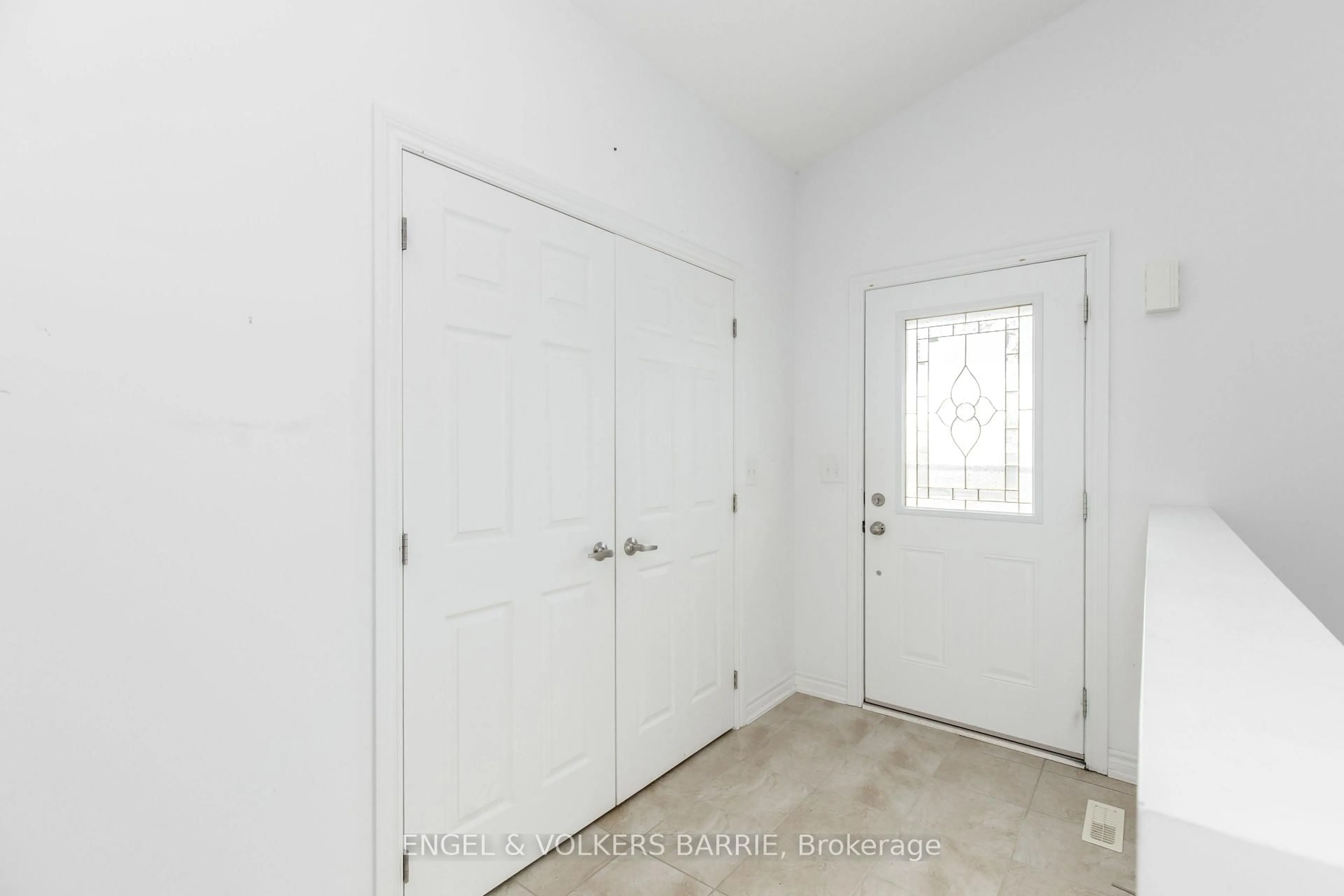 Indoor entryway for 38 Linden Lane, Innisfil Ontario L9S 1P2