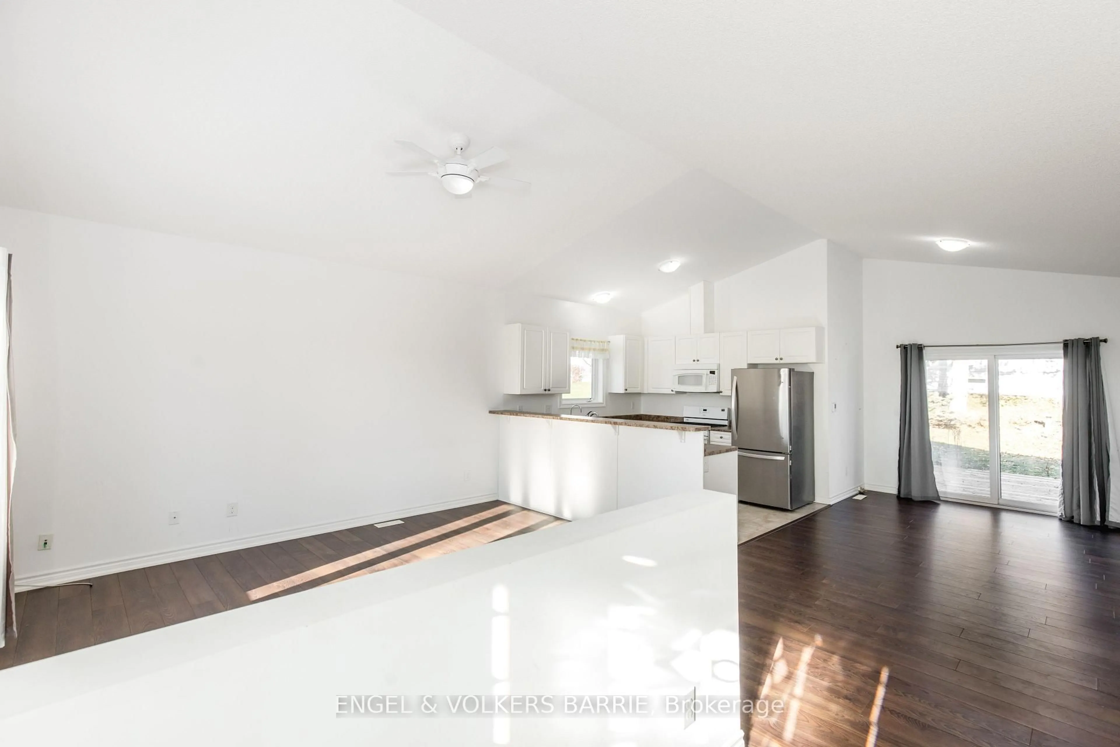 Open concept kitchen, unknown for 38 Linden Lane, Innisfil Ontario L9S 1P2