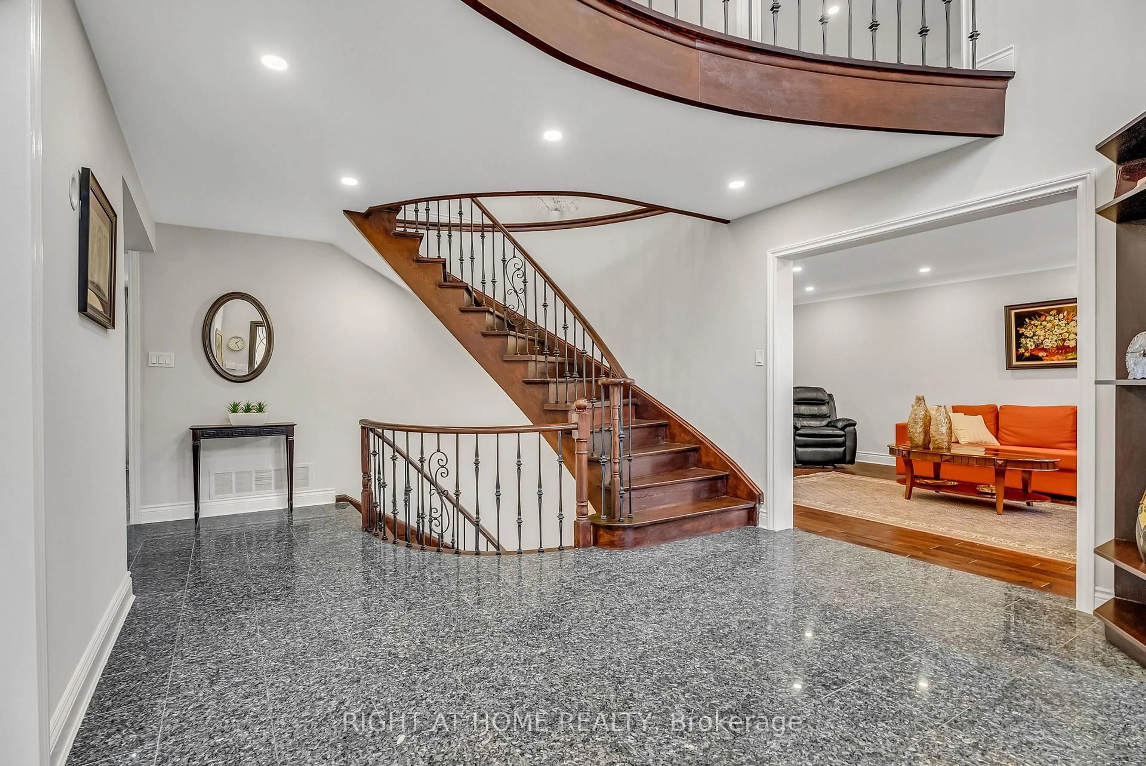 Indoor foyer for 373 Firglen Rdge, Vaughan Ontario L4L 1N6