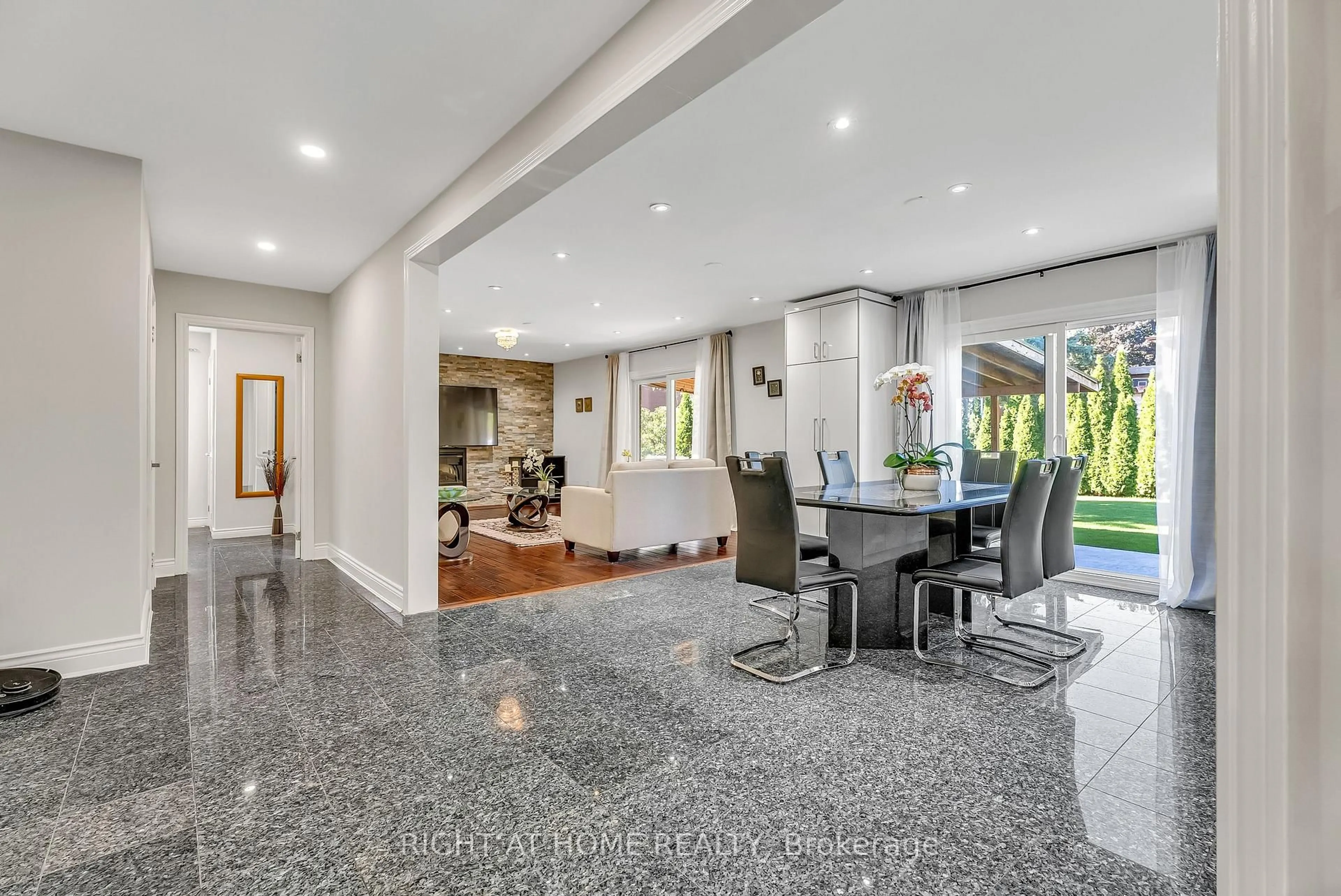 Indoor foyer for 373 Firglen Rdge, Vaughan Ontario L4L 1N6