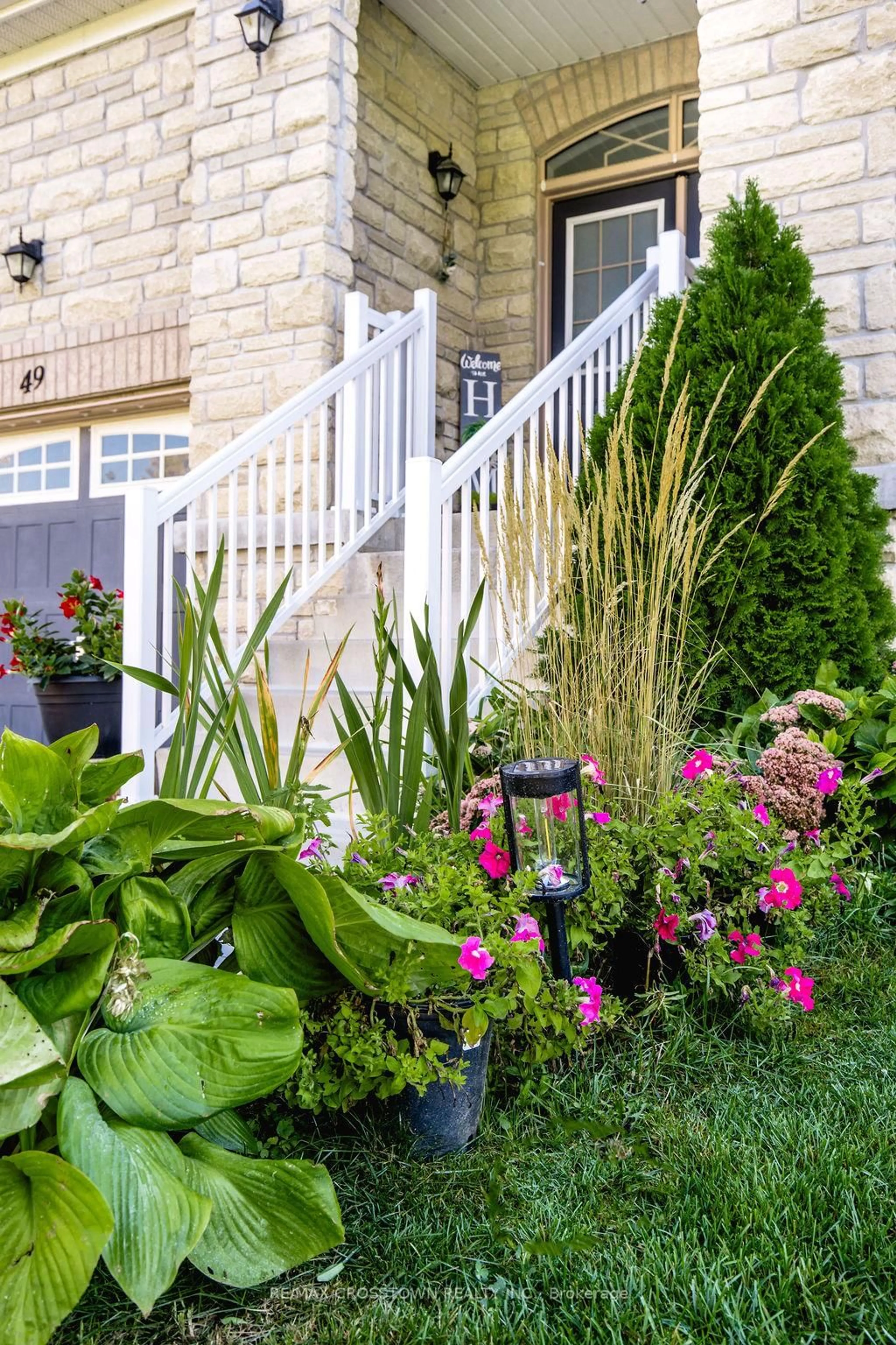 Indoor entryway for 49 Greenwood Dr, Essa Ontario L3W 0N5