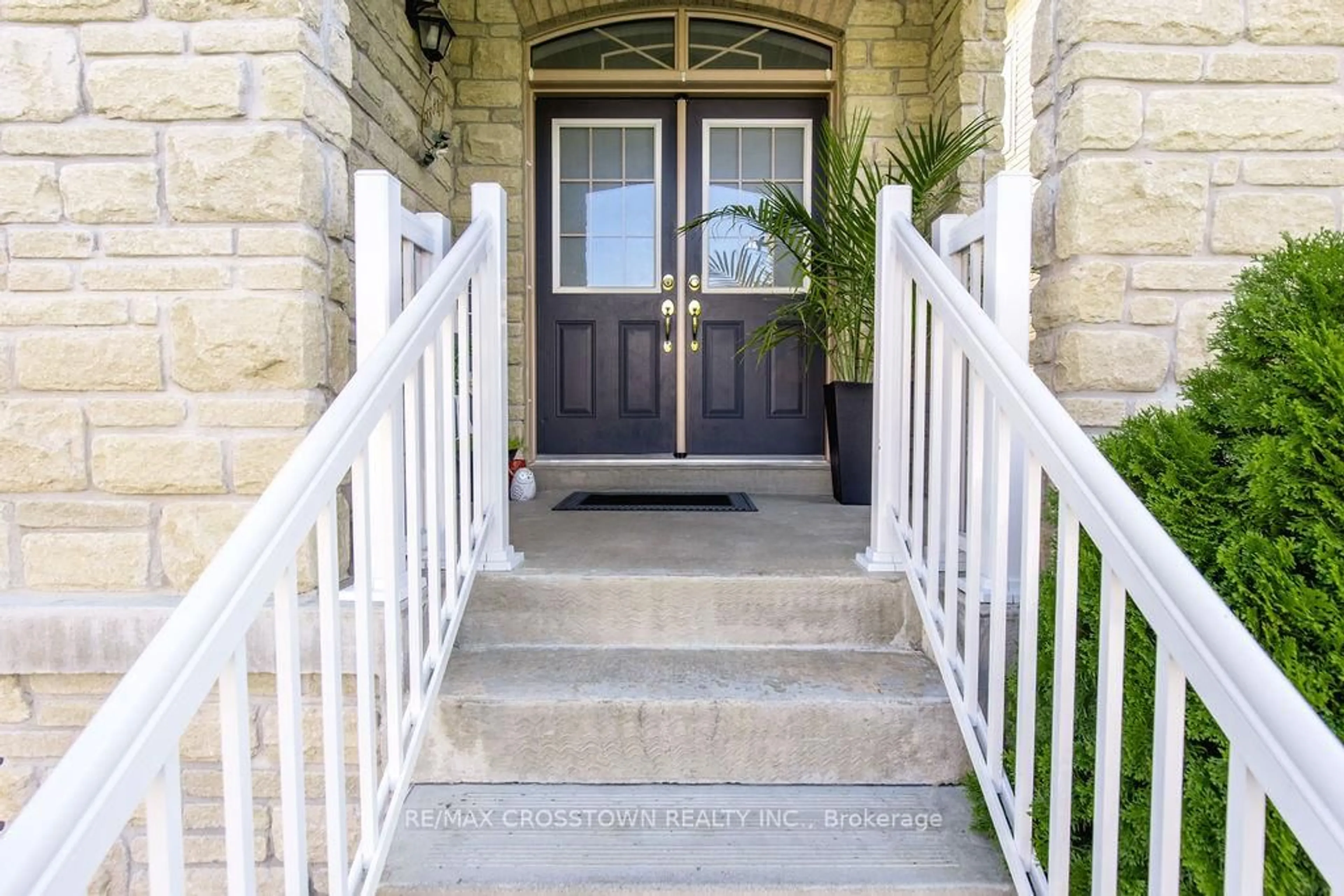 Indoor entryway for 49 Greenwood Dr, Essa Ontario L3W 0N5