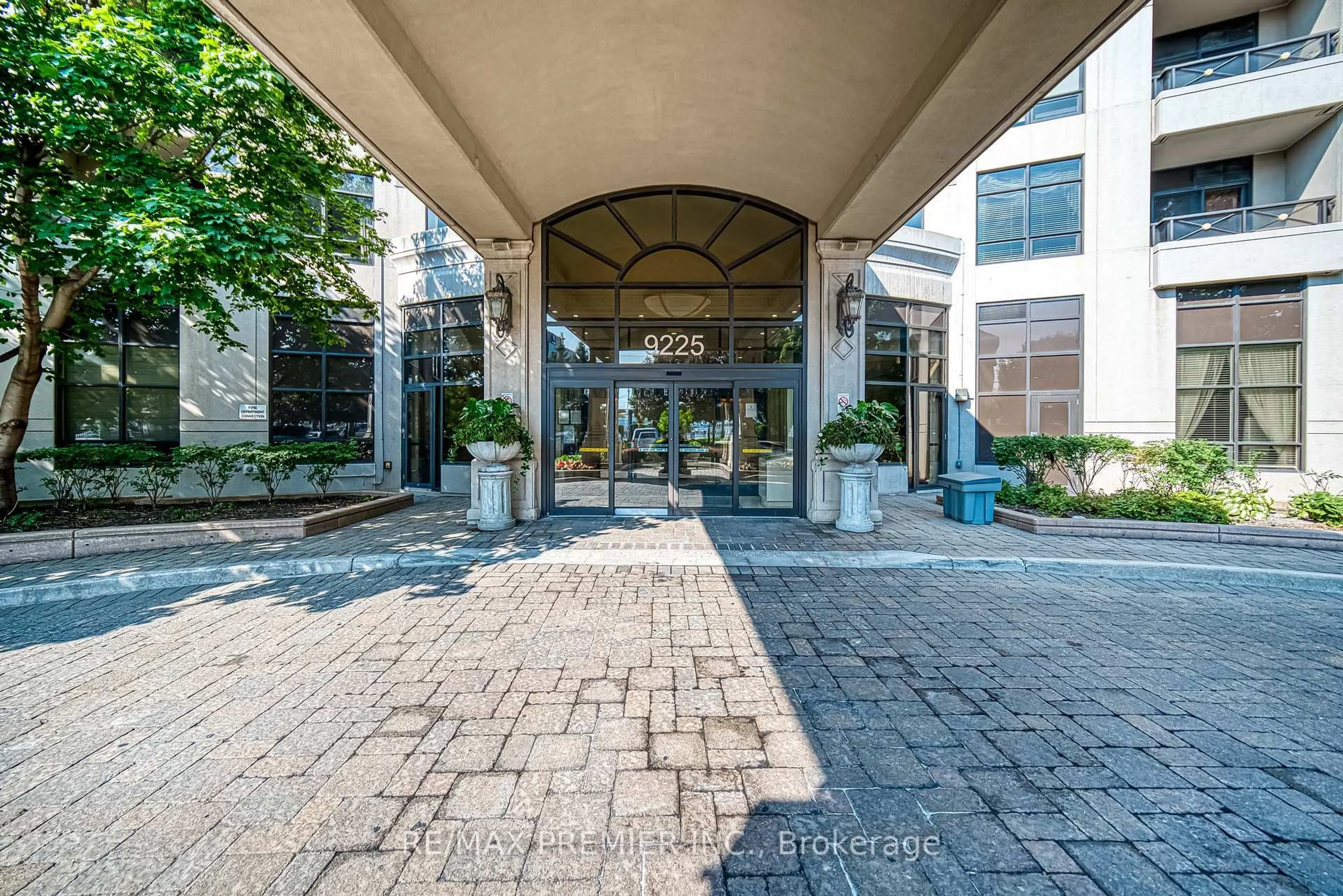 Indoor foyer for 9225 Jane St #614, Vaughan Ontario L6A 0J7