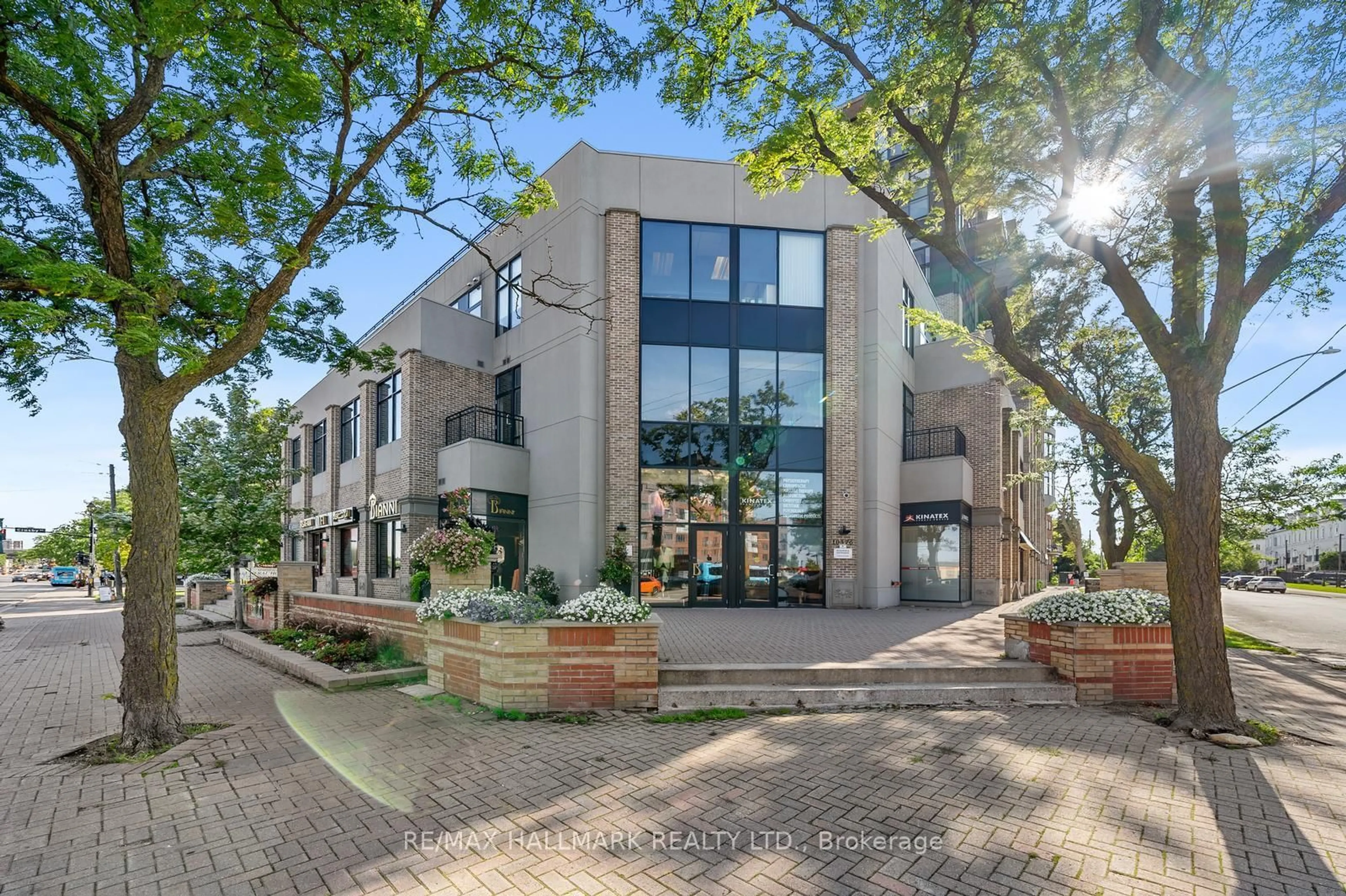 Home with brick exterior material, building for 10376 Yonge St #403, Richmond Hill Ontario L4C 3B8