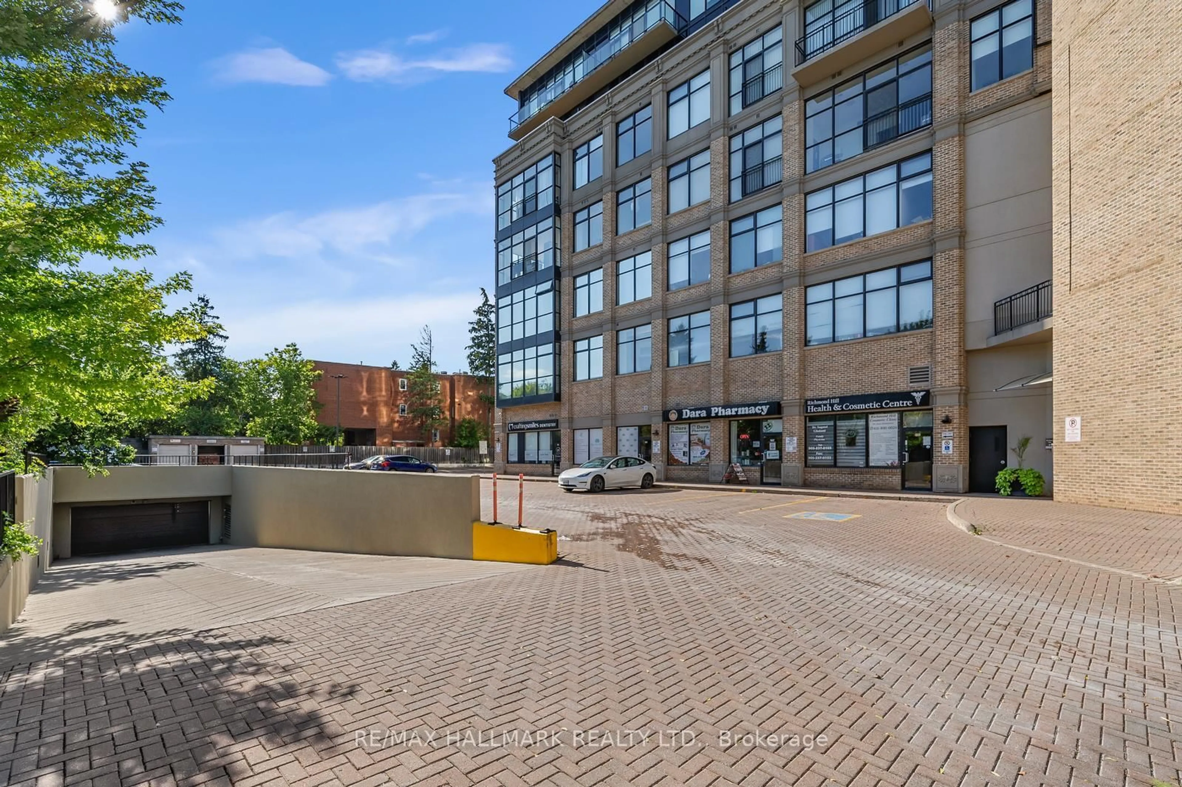 Patio, building for 10376 Yonge St #403, Richmond Hill Ontario L4C 3B8