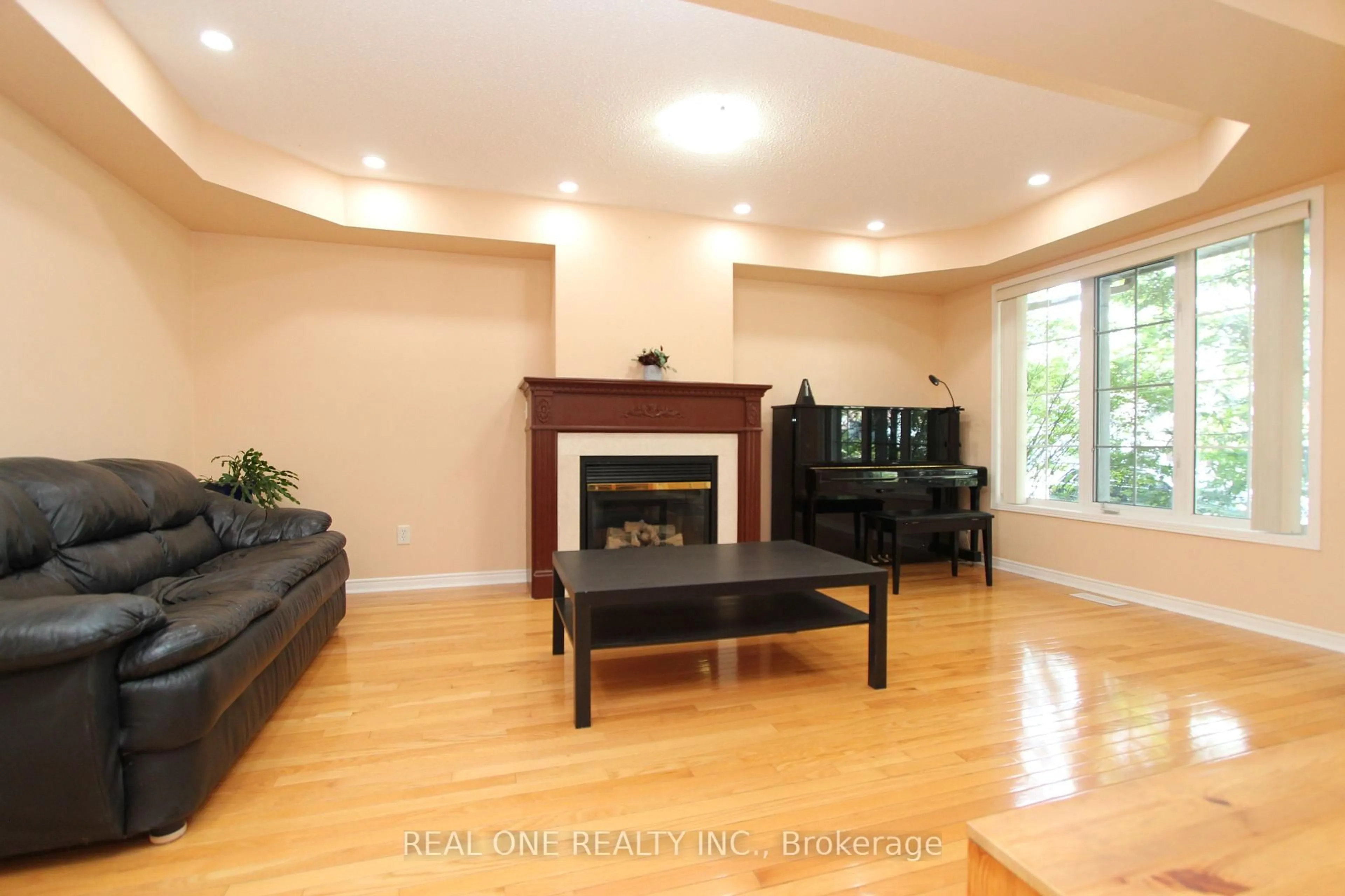 Living room with furniture, wood/laminate floor for 51 Forest Run Blvd, Vaughan Ontario L4K 5J7