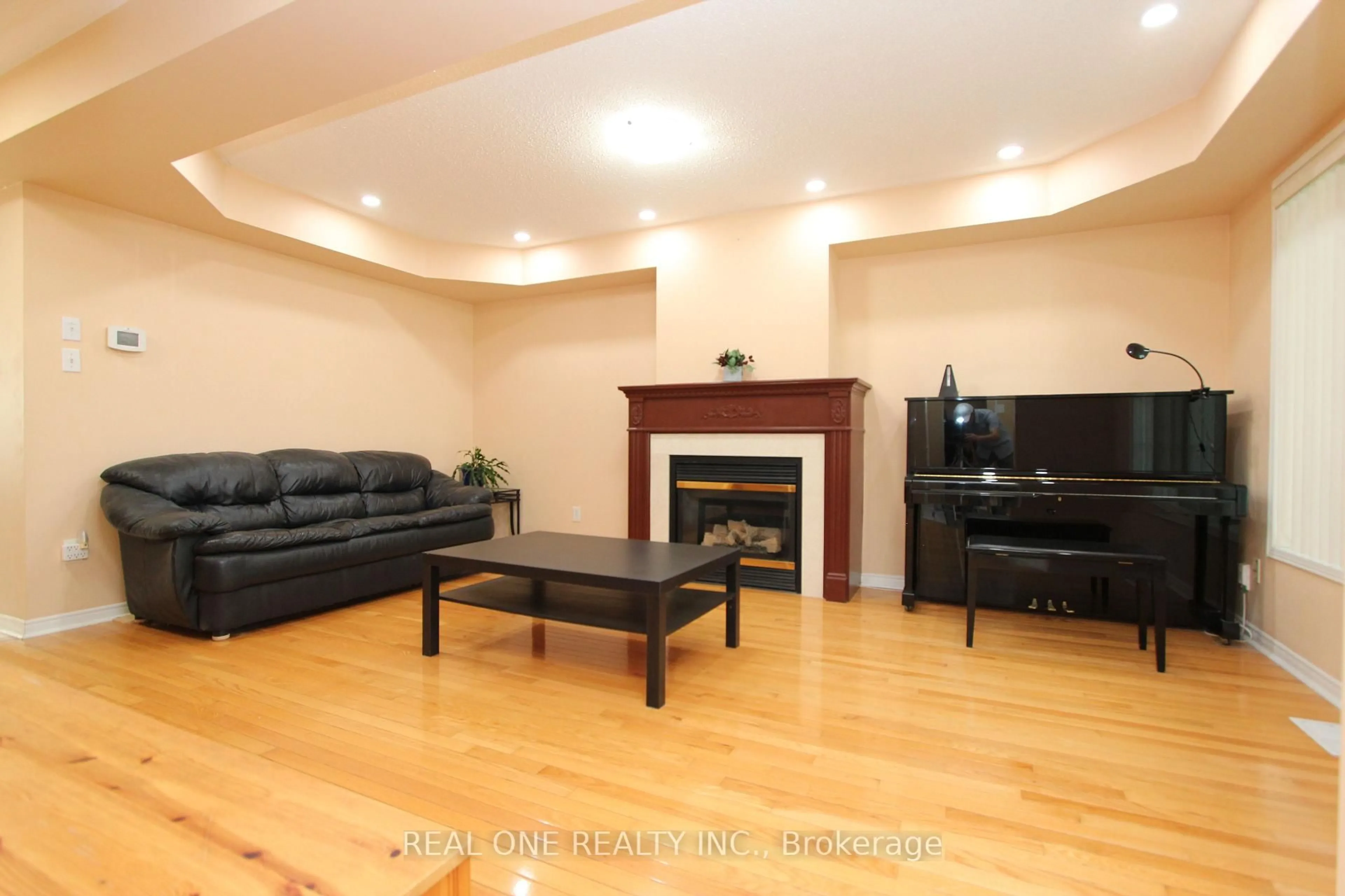 Living room with furniture, wood/laminate floor for 51 Forest Run Blvd, Vaughan Ontario L4K 5J7