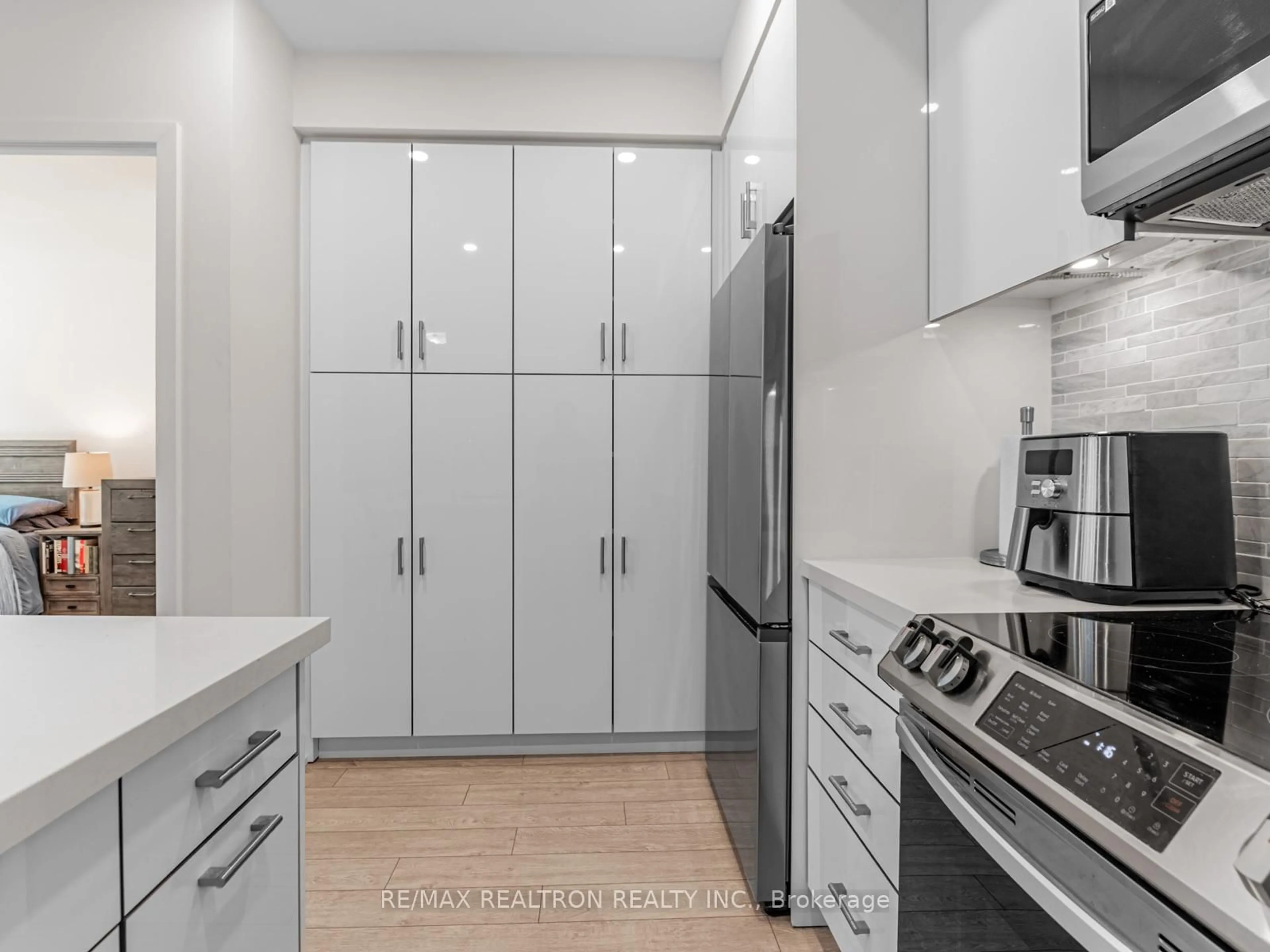 Contemporary kitchen, unknown for 415 SEA RAY Ave #G13, Innisfil Ontario L9S 0N9