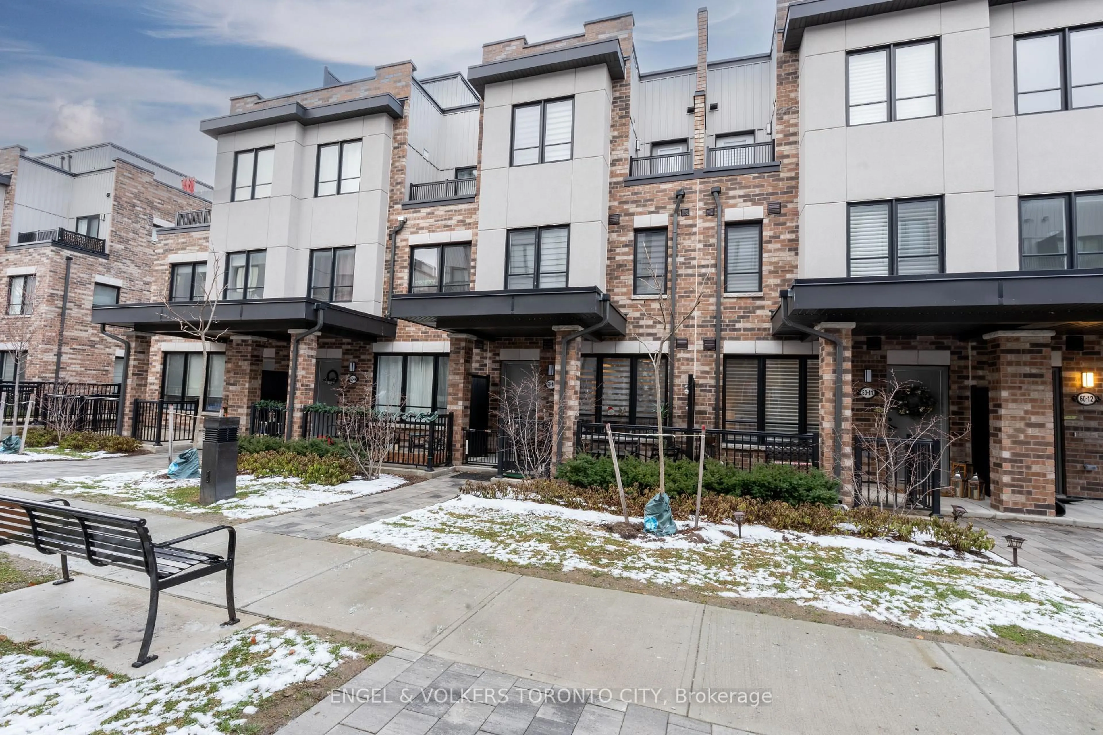 Patio, street for 60 Baynes Way #10, Bradford West Gwillimbury Ontario L3Z 4M3