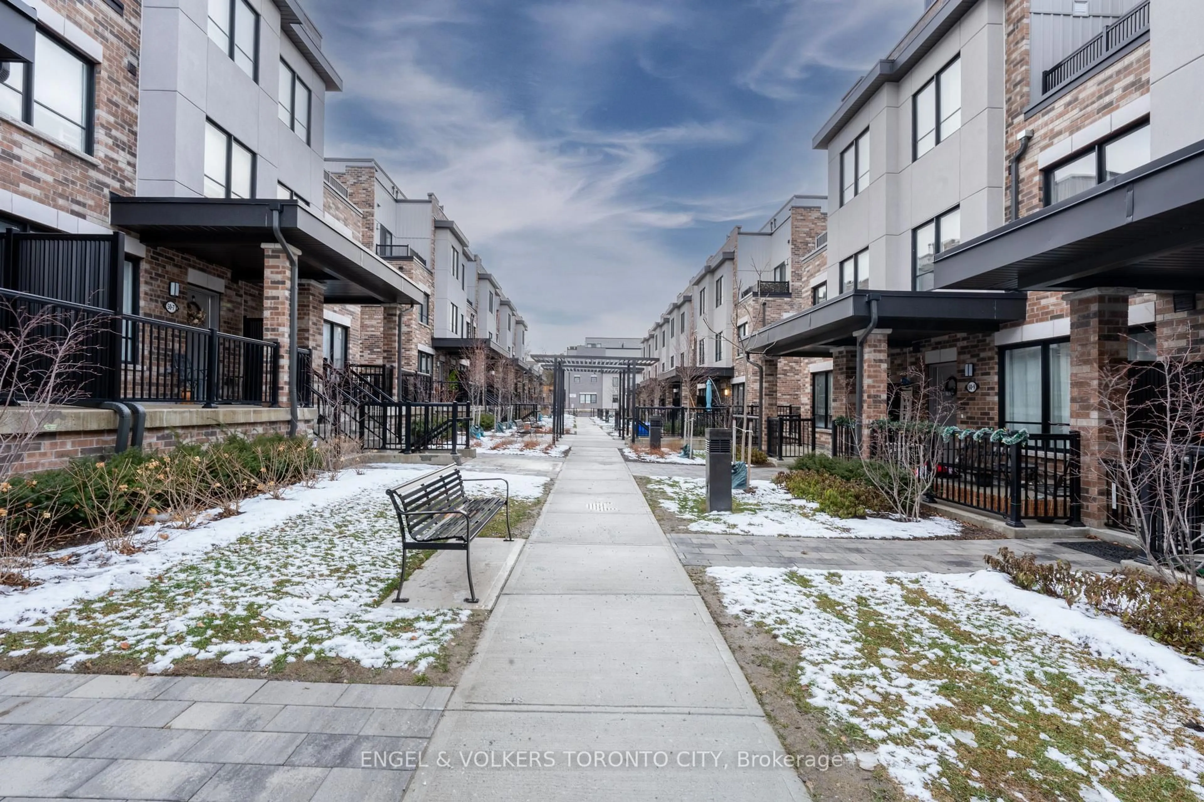 Patio, street for 60 Baynes Way #10, Bradford West Gwillimbury Ontario L3Z 4M3