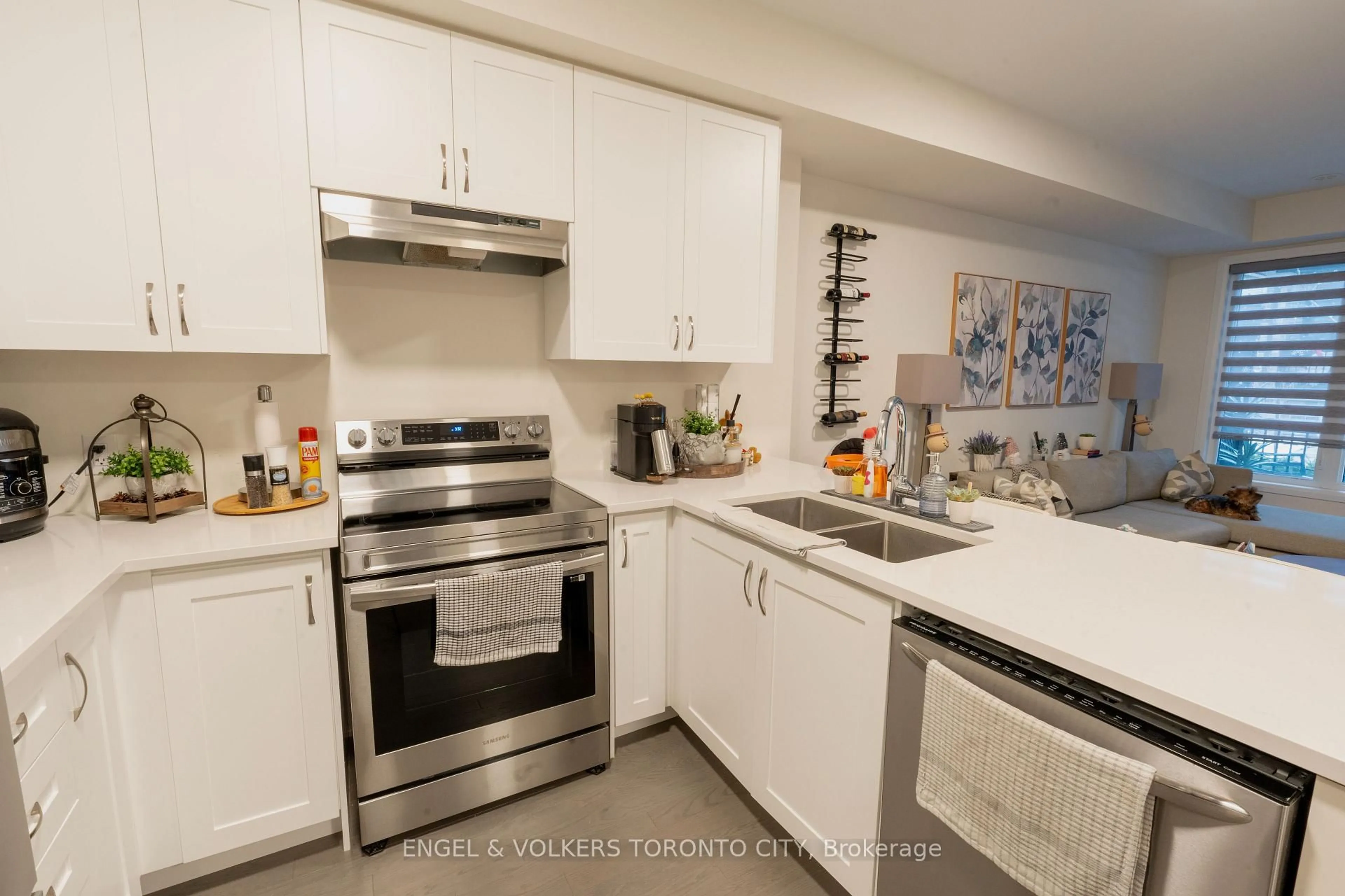 Open concept kitchen, ceramic/tile floor for 60 Baynes Way #10, Bradford West Gwillimbury Ontario L3Z 4M3