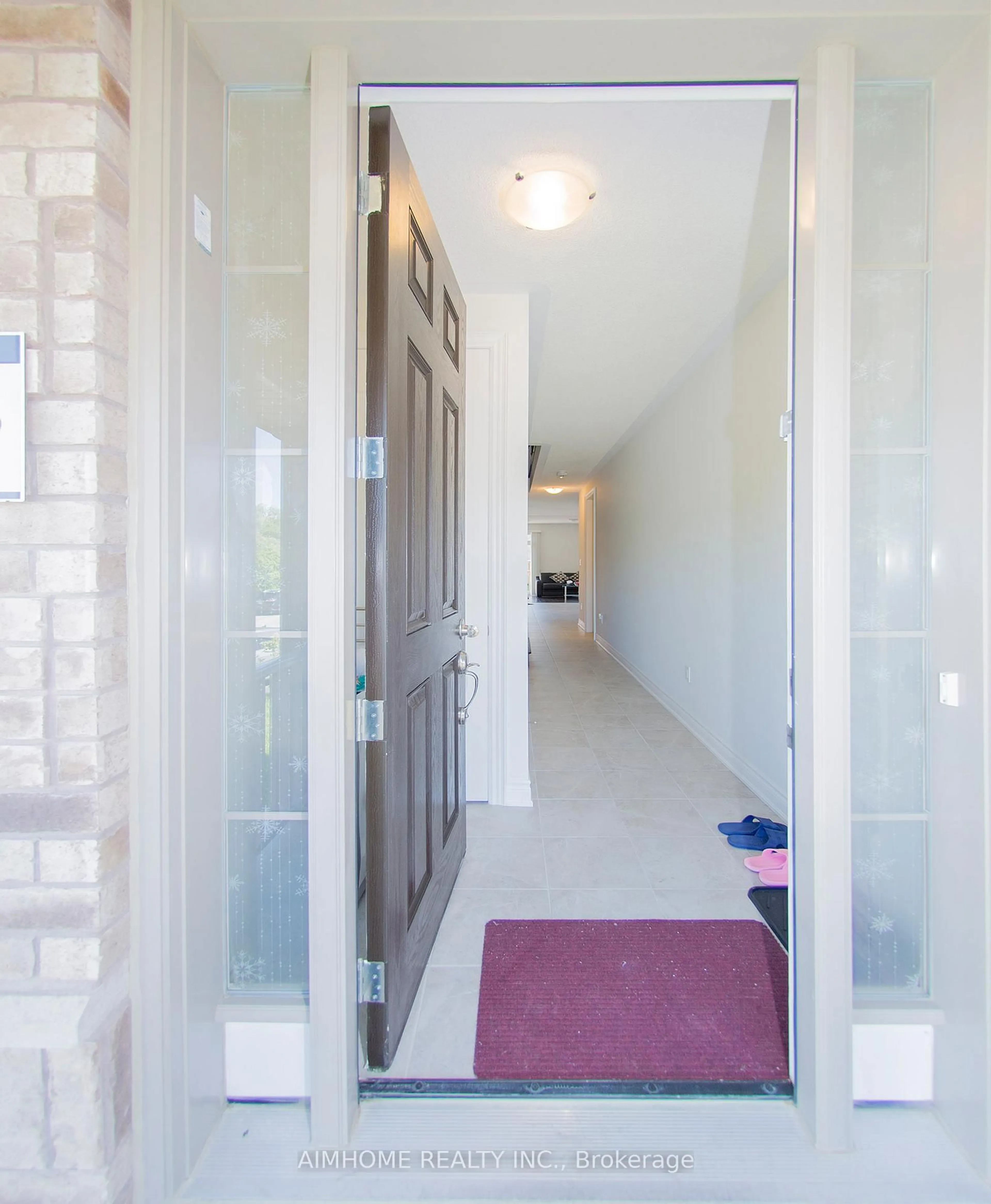 Indoor foyer for 11 Kester Crt, East Gwillimbury Ontario L9N 0P3