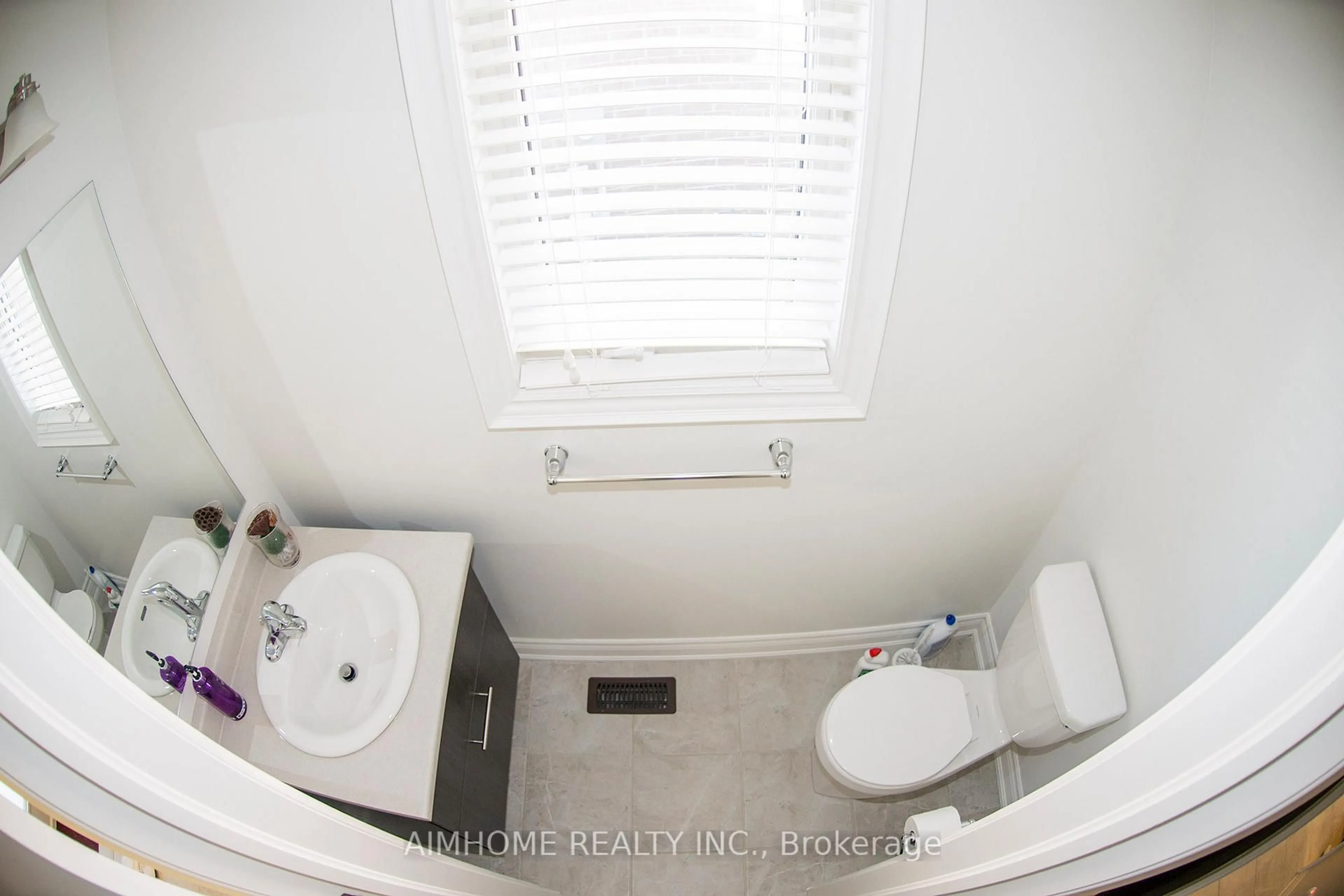 Standard bathroom, floor is not visible for 11 Kester Crt, East Gwillimbury Ontario L9N 0P3