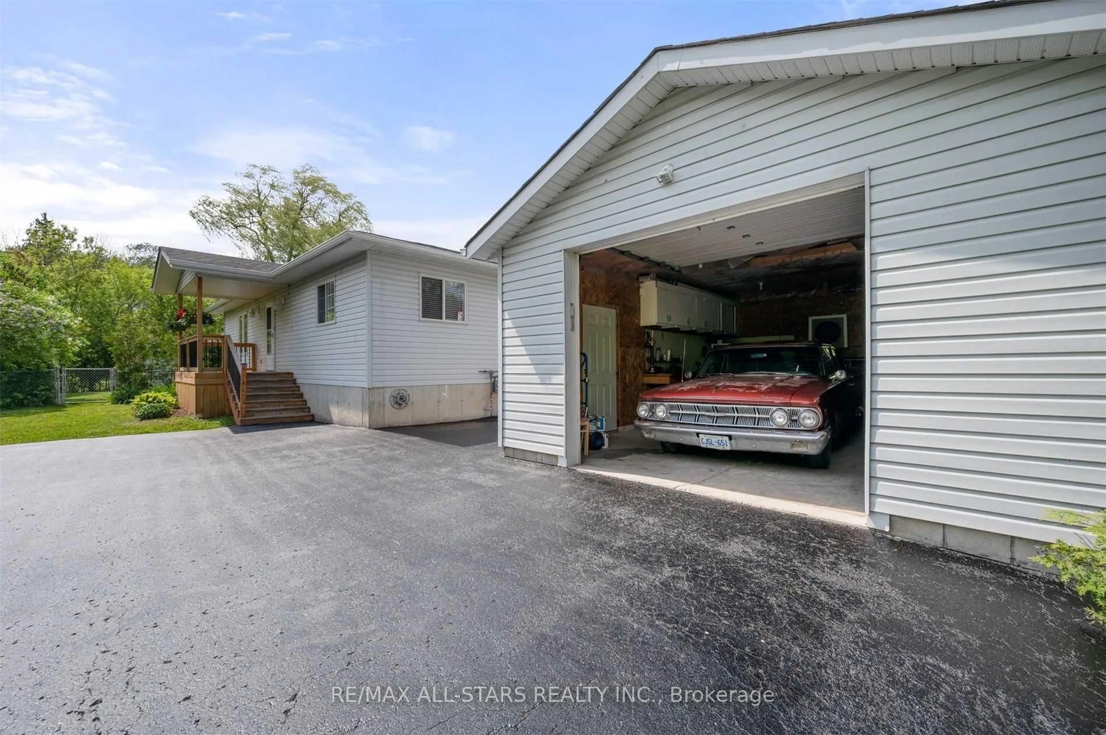 Indoor garage for 4 Alice Ave, Georgina Ontario L3P 3C8