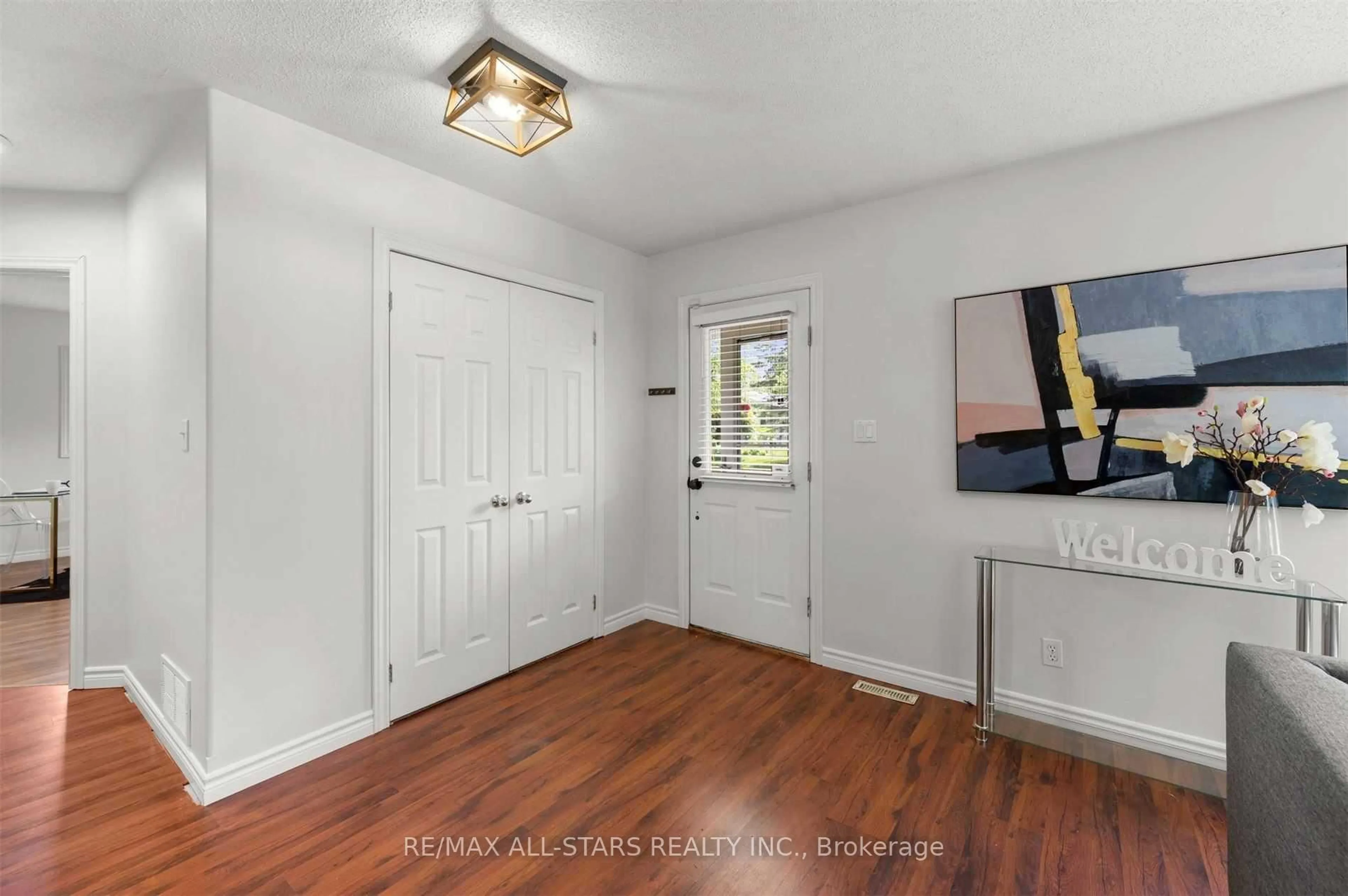 Indoor entryway for 4 Alice Ave, Georgina Ontario L3P 3C8