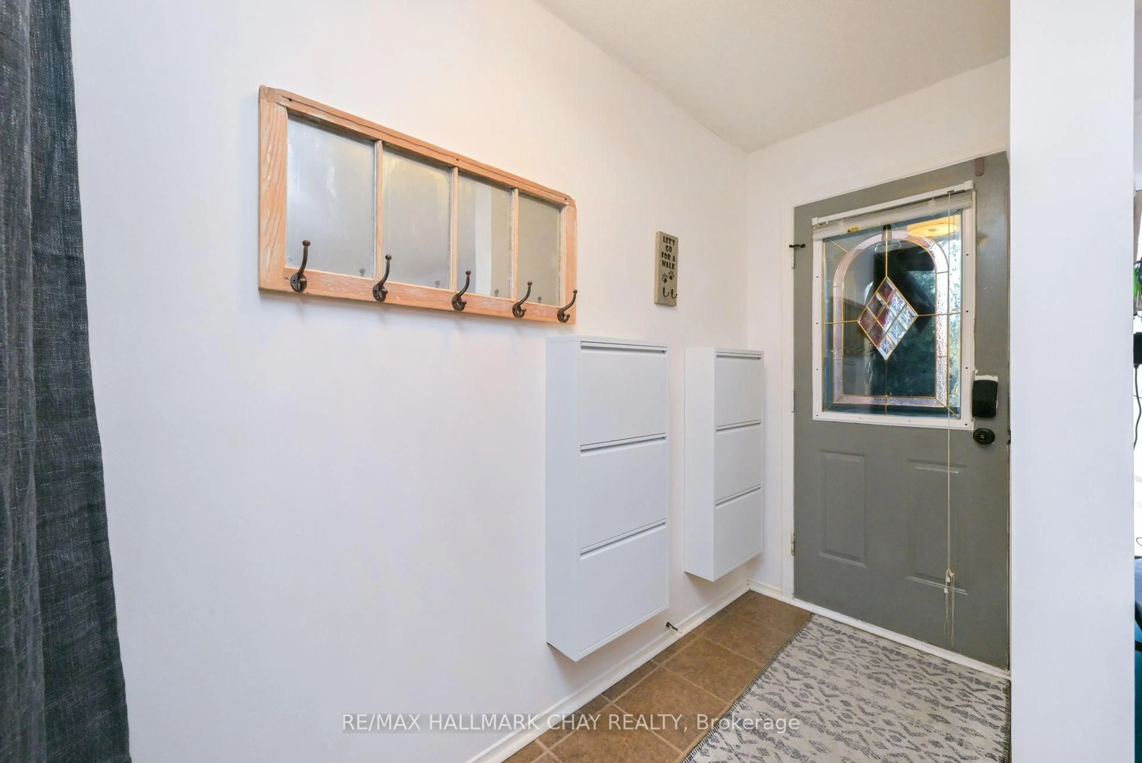 Indoor entryway for 184 Heydon Ave, New Tecumseth Ontario L0M 1A0
