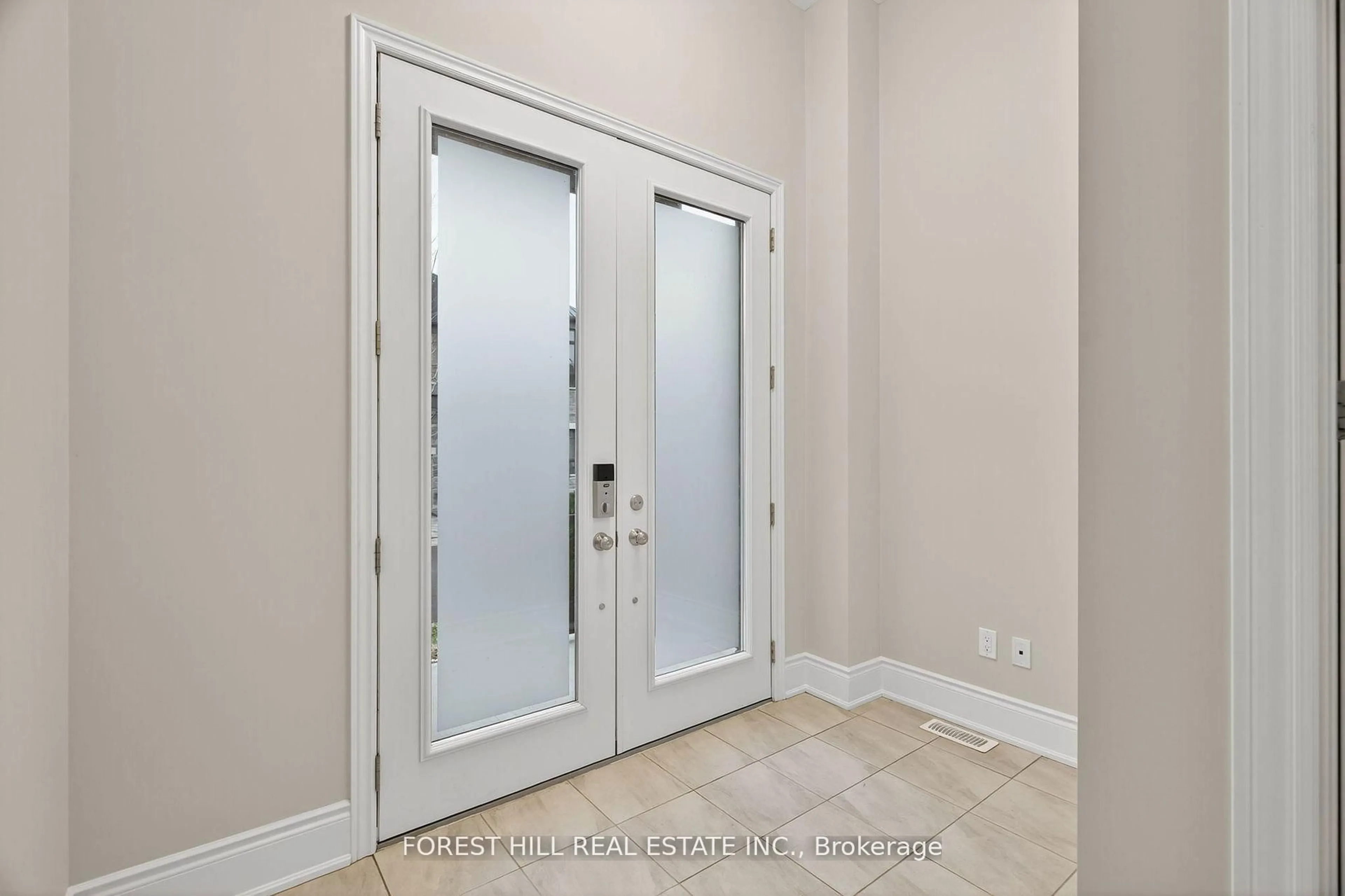 Indoor entryway for 217 Sunset Vista Crt, Aurora Ontario L4G 3Y1