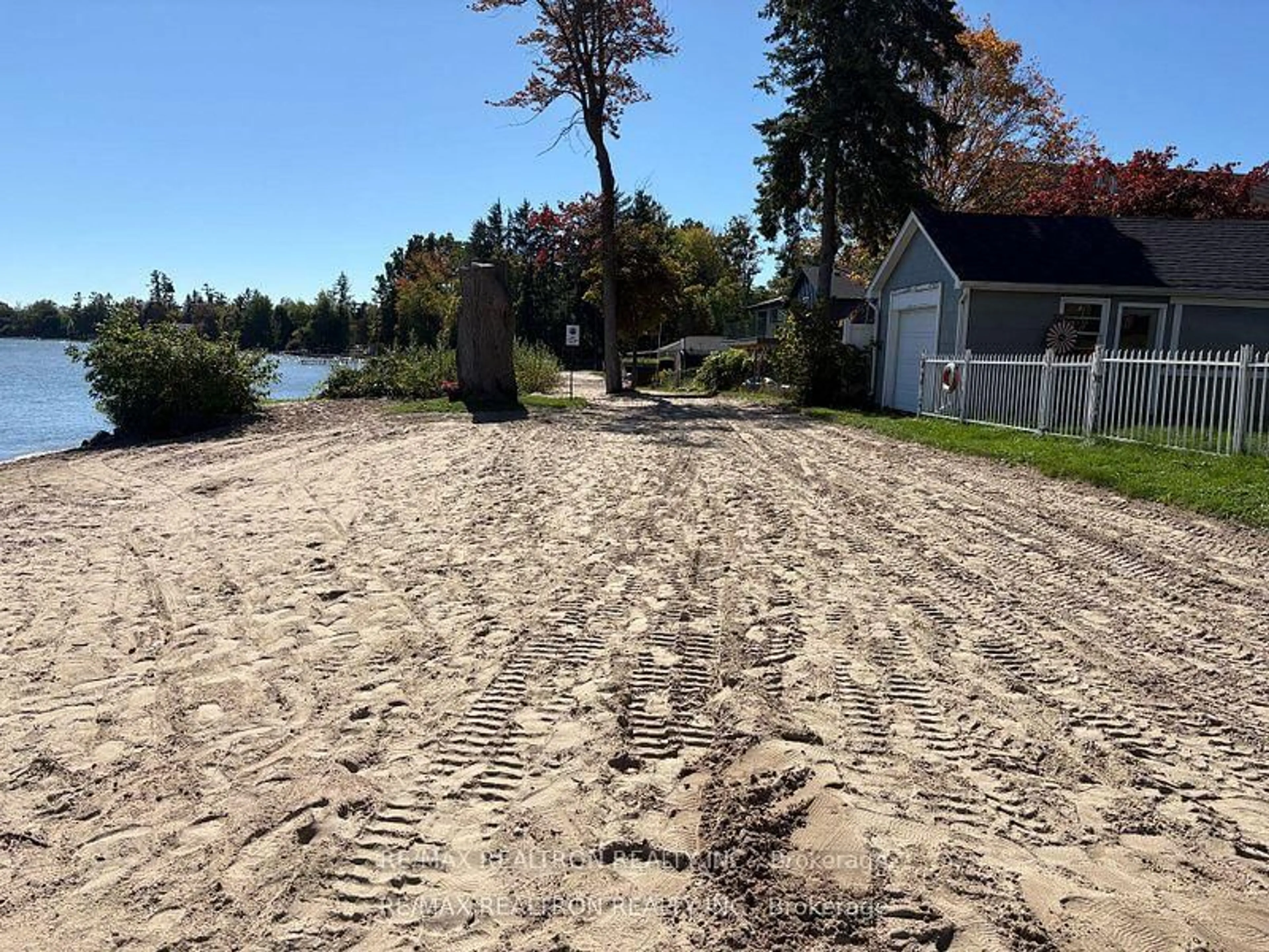 A pic from outside/outdoor area/front of a property/back of a property/a pic from drone, street for 911 Vicrol Dr, Innisfil Ontario L9S 1V4