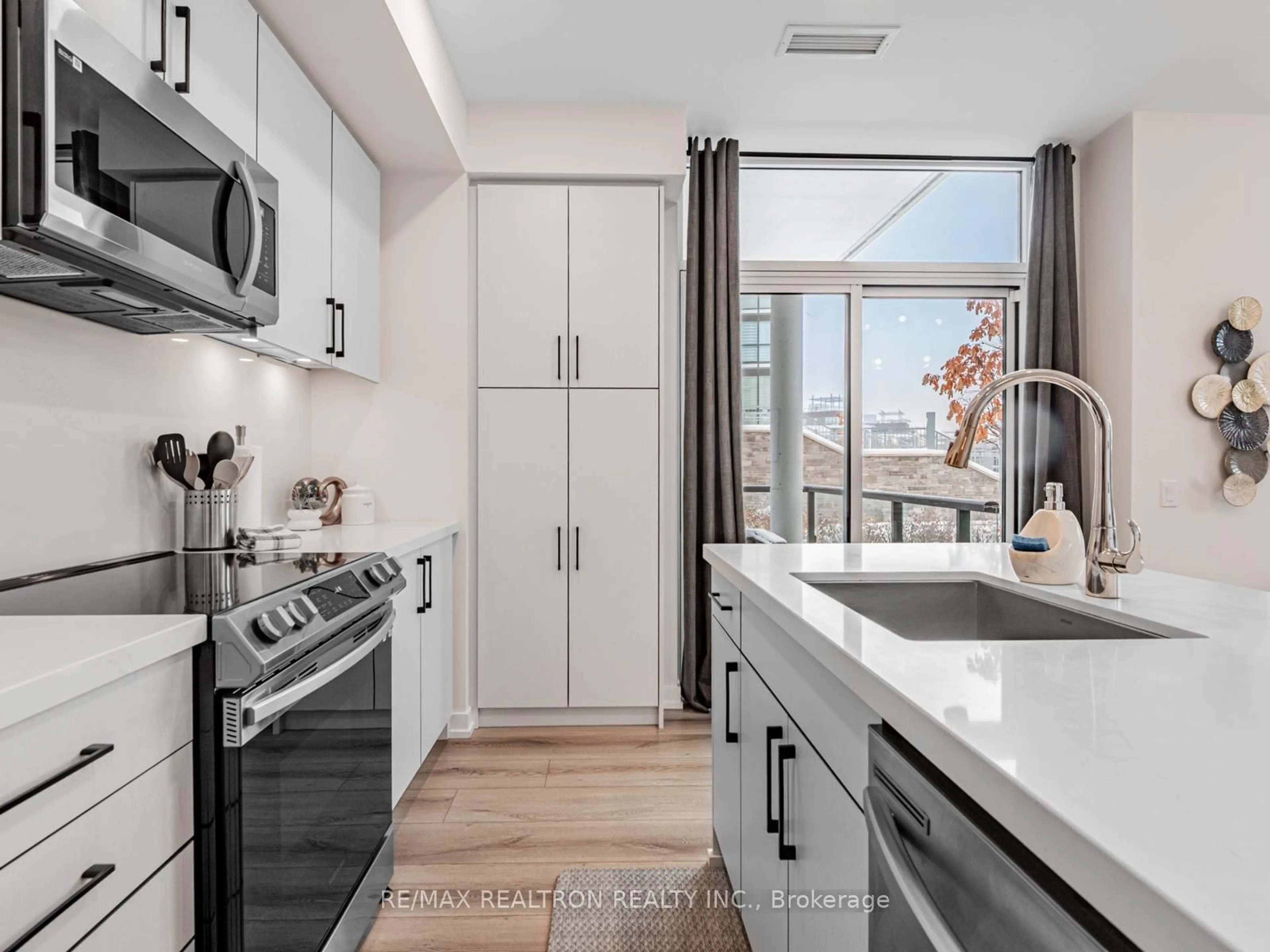 Open concept kitchen, ceramic/tile floor for 415 Sea Ray Ave #G36, Innisfil Ontario L9S 0R5