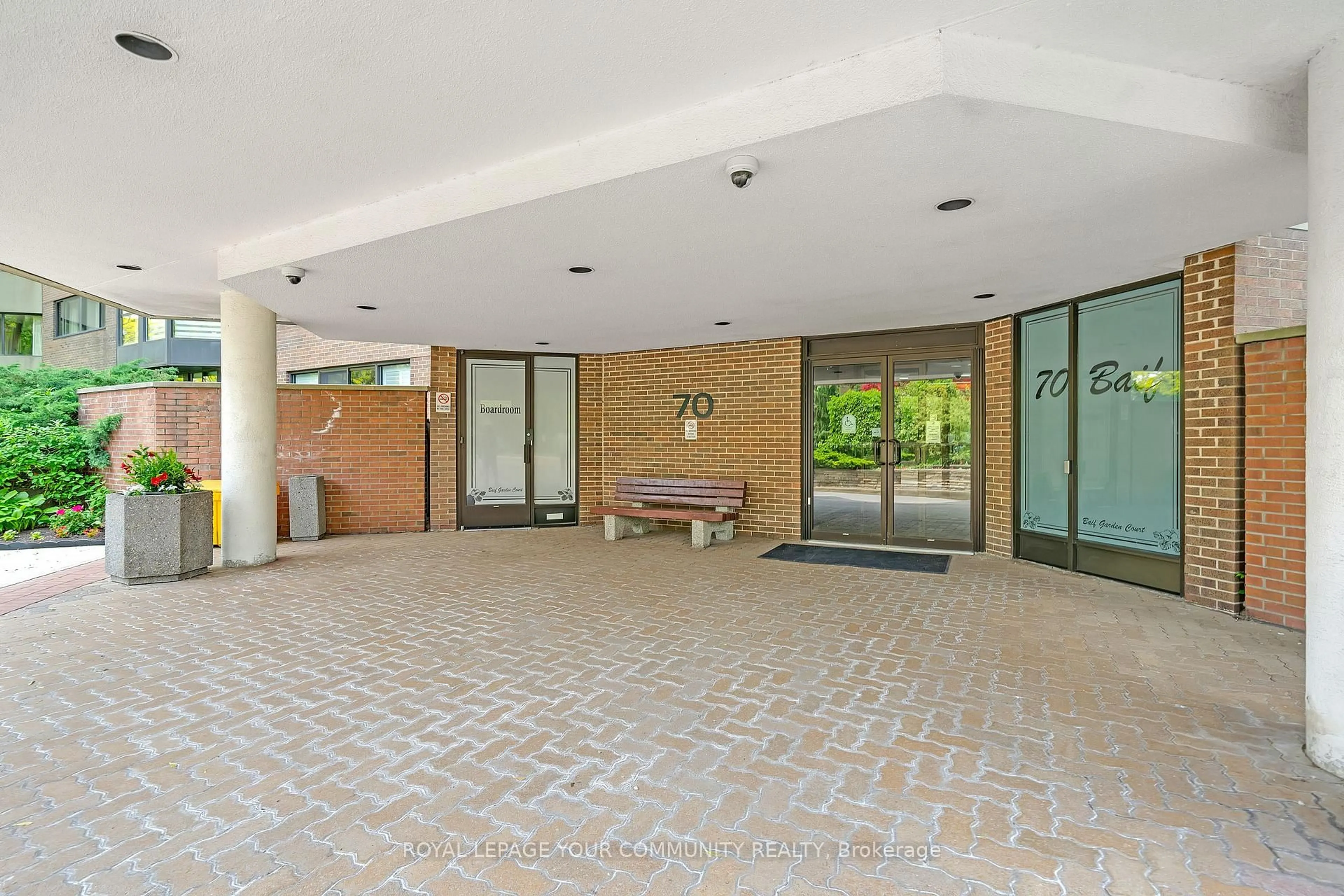 Indoor foyer for 70 Baif Blvd #811, Richmond Hill Ontario L4C 5L1