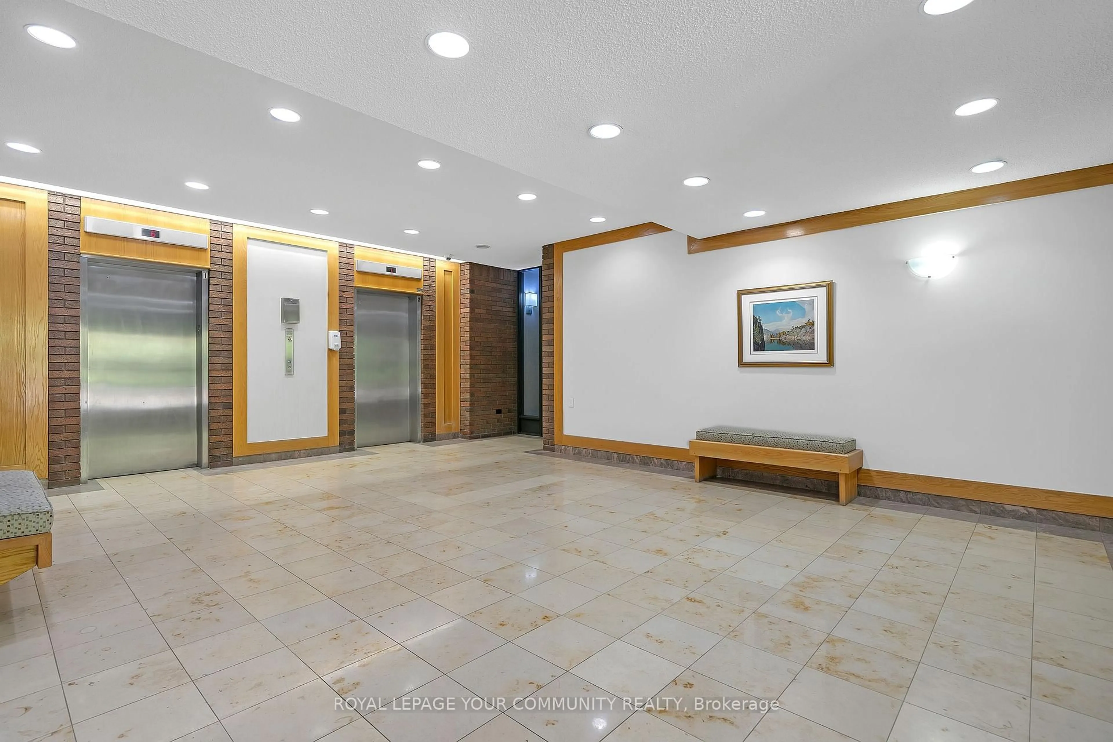 Indoor foyer for 70 Baif Blvd #811, Richmond Hill Ontario L4C 5L1