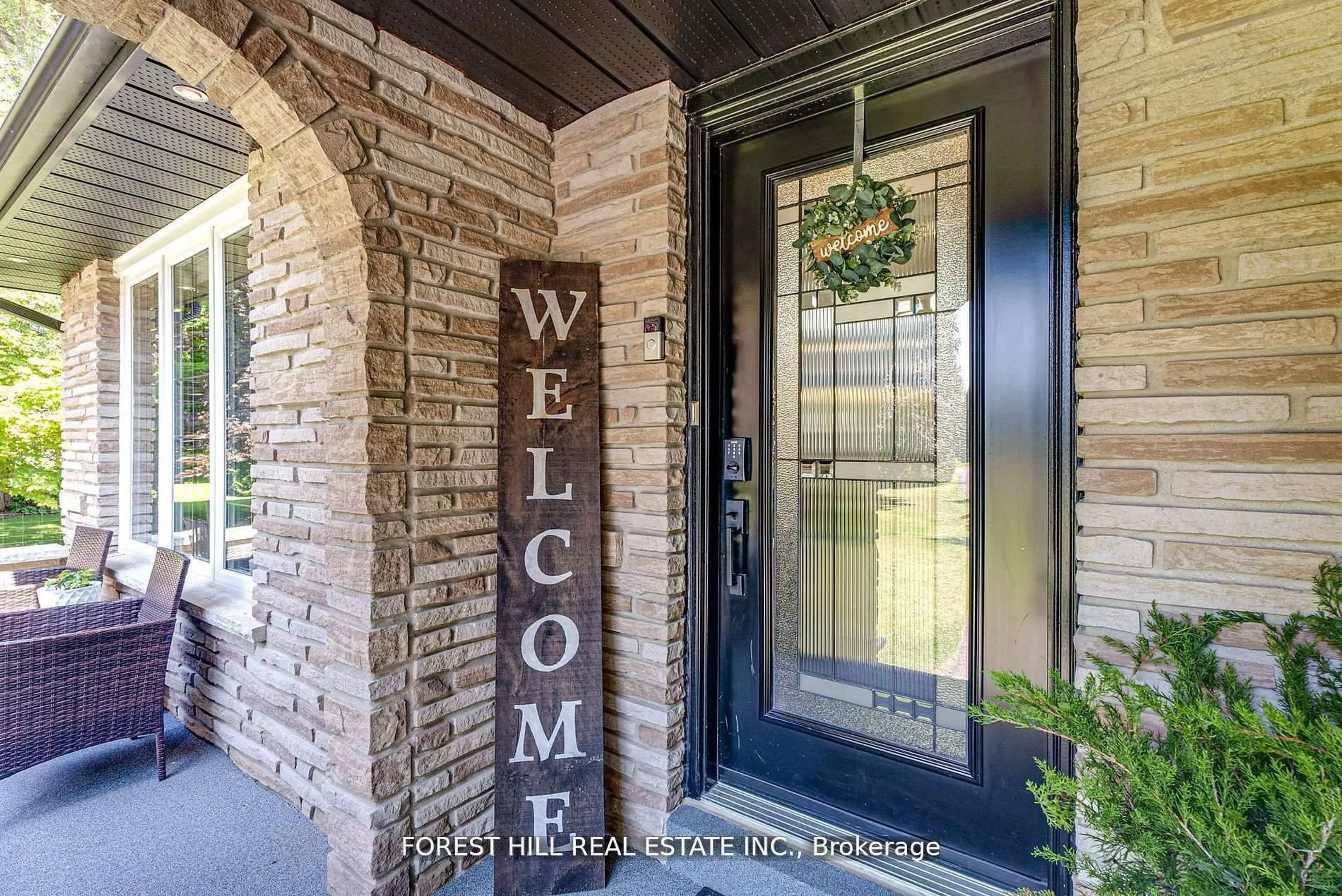 Indoor entryway for 5837 Yonge St, Innisfil Ontario L0L 1K0